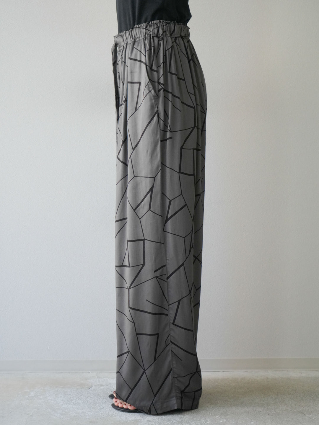 [予約]ビスコースサテンプリントタックイージーパンツ/チャコール