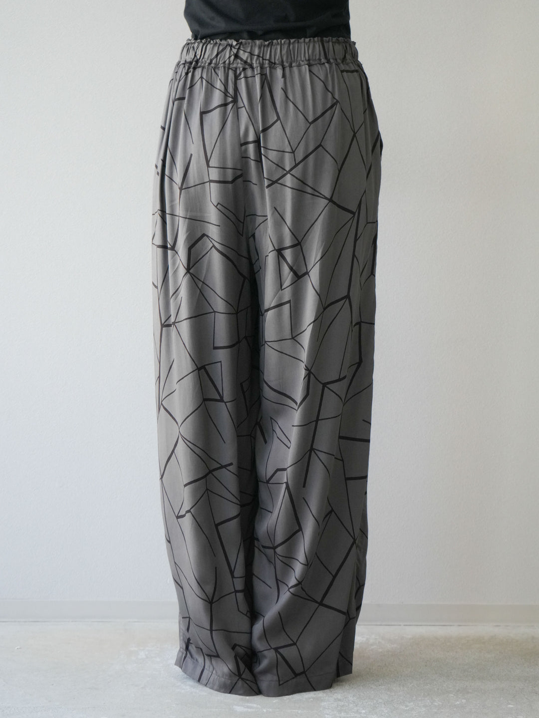 [予約]ビスコースサテンプリントタックイージーパンツ/チャコール