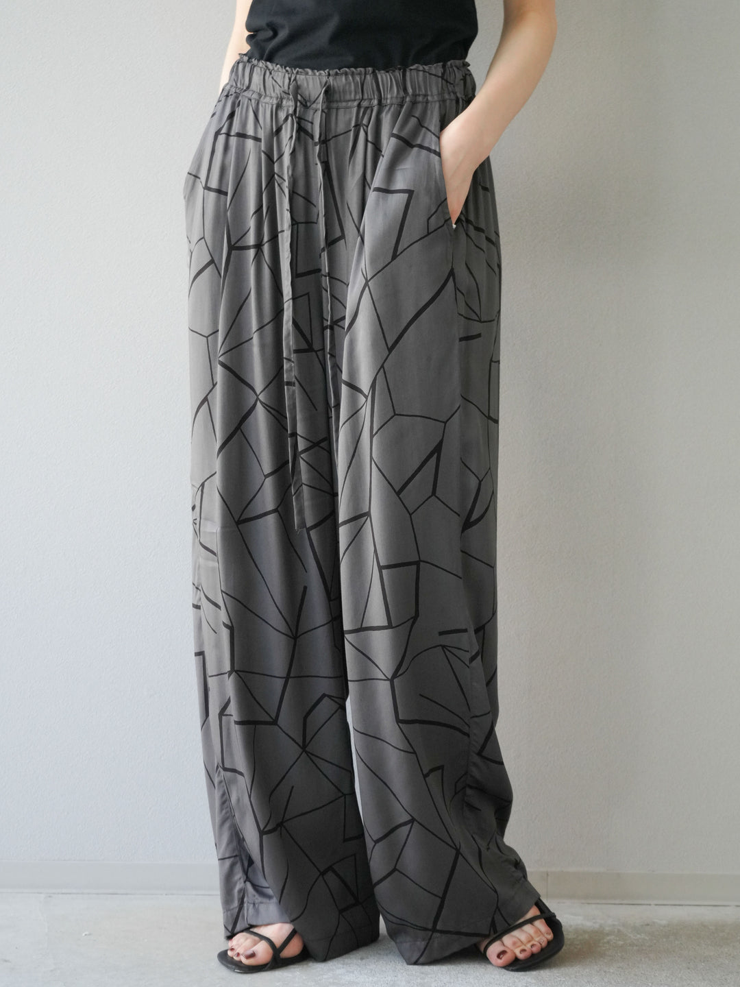 [予約]ビスコースサテンプリントタックイージーパンツ/チャコール
