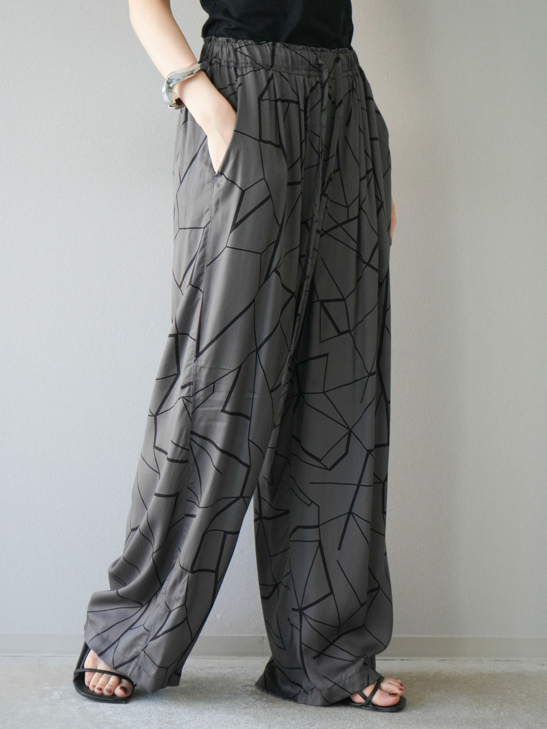 [予約]ビスコースサテンプリントタックイージーパンツ/チャコール