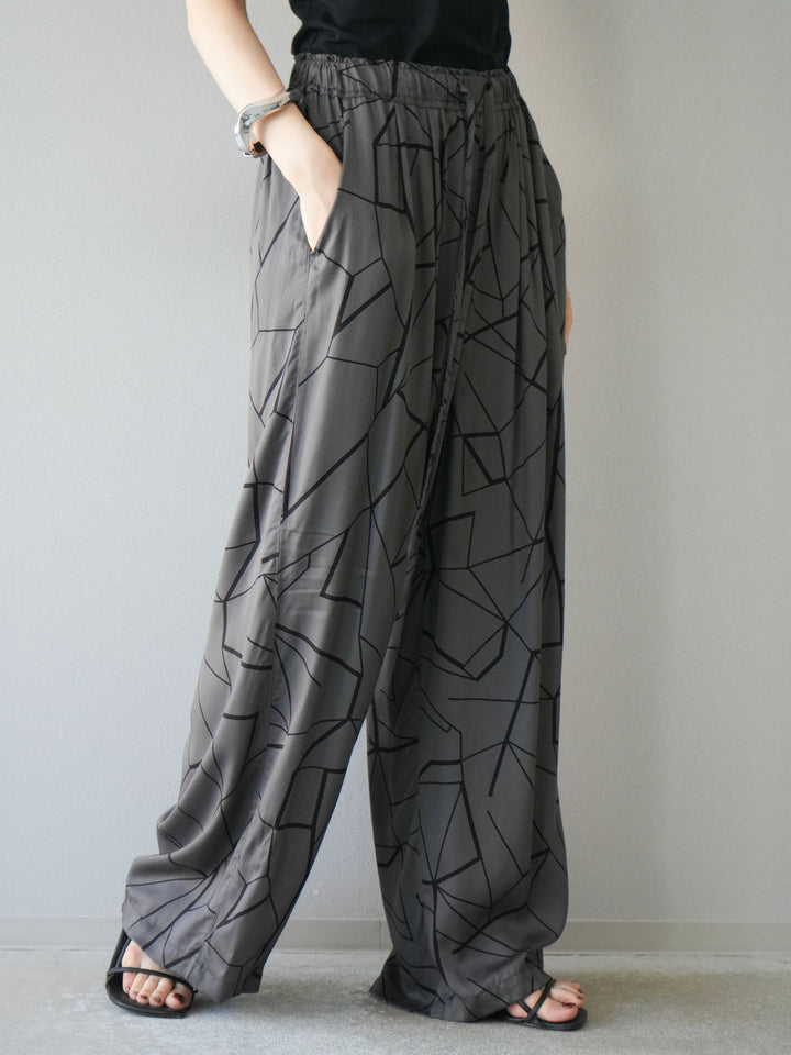 [予約]ビスコースサテンプリントタックイージーパンツ/チャコール