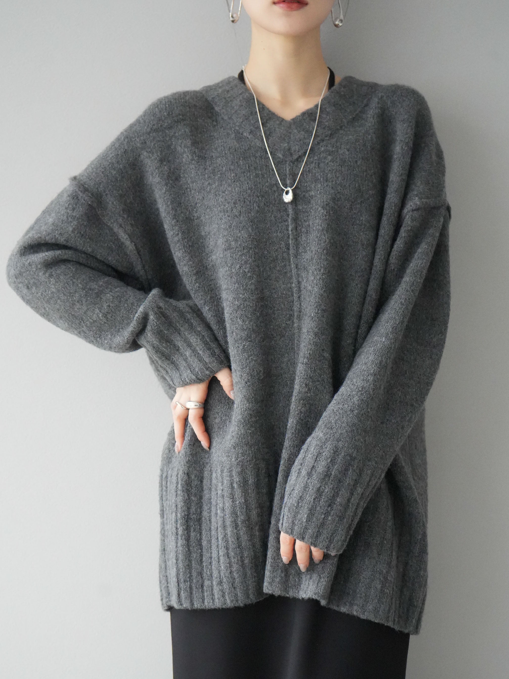 予約]もちもちリンキングVネックニット/チャコール – Lumier