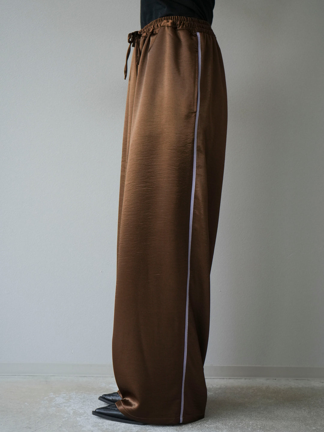 [予約]サテンラインワイドパンツ/ブラウン