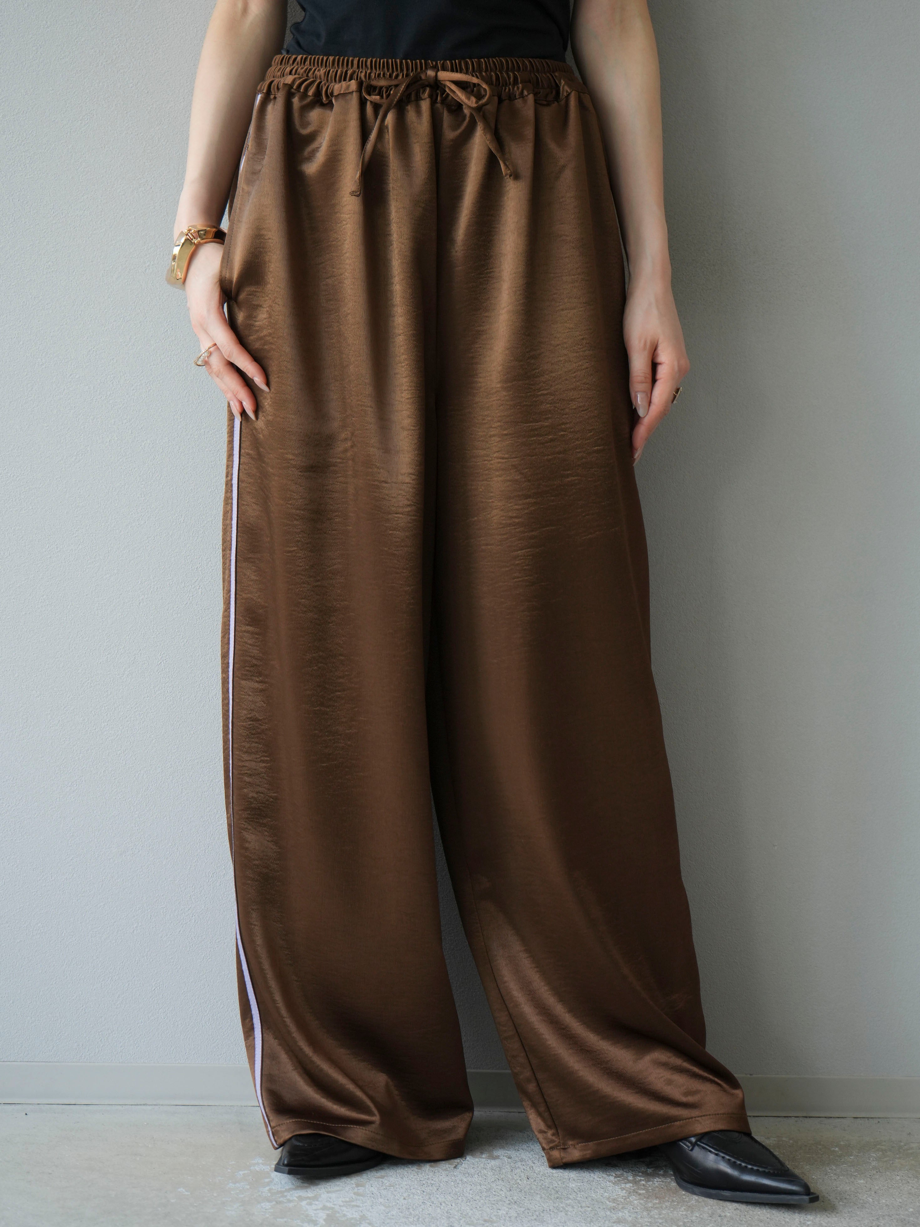予約]サテンラインワイドパンツ/ブラウン – Lumier