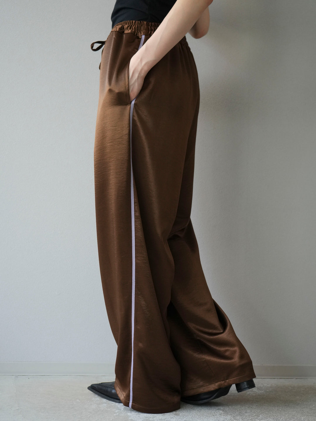 [予約]サテンラインワイドパンツ/ブラウン
