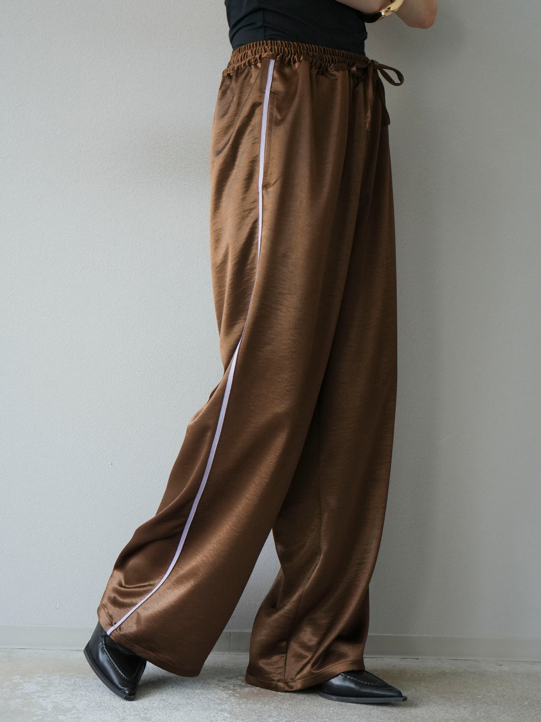 [予約]サテンラインワイドパンツ/ブラウン
