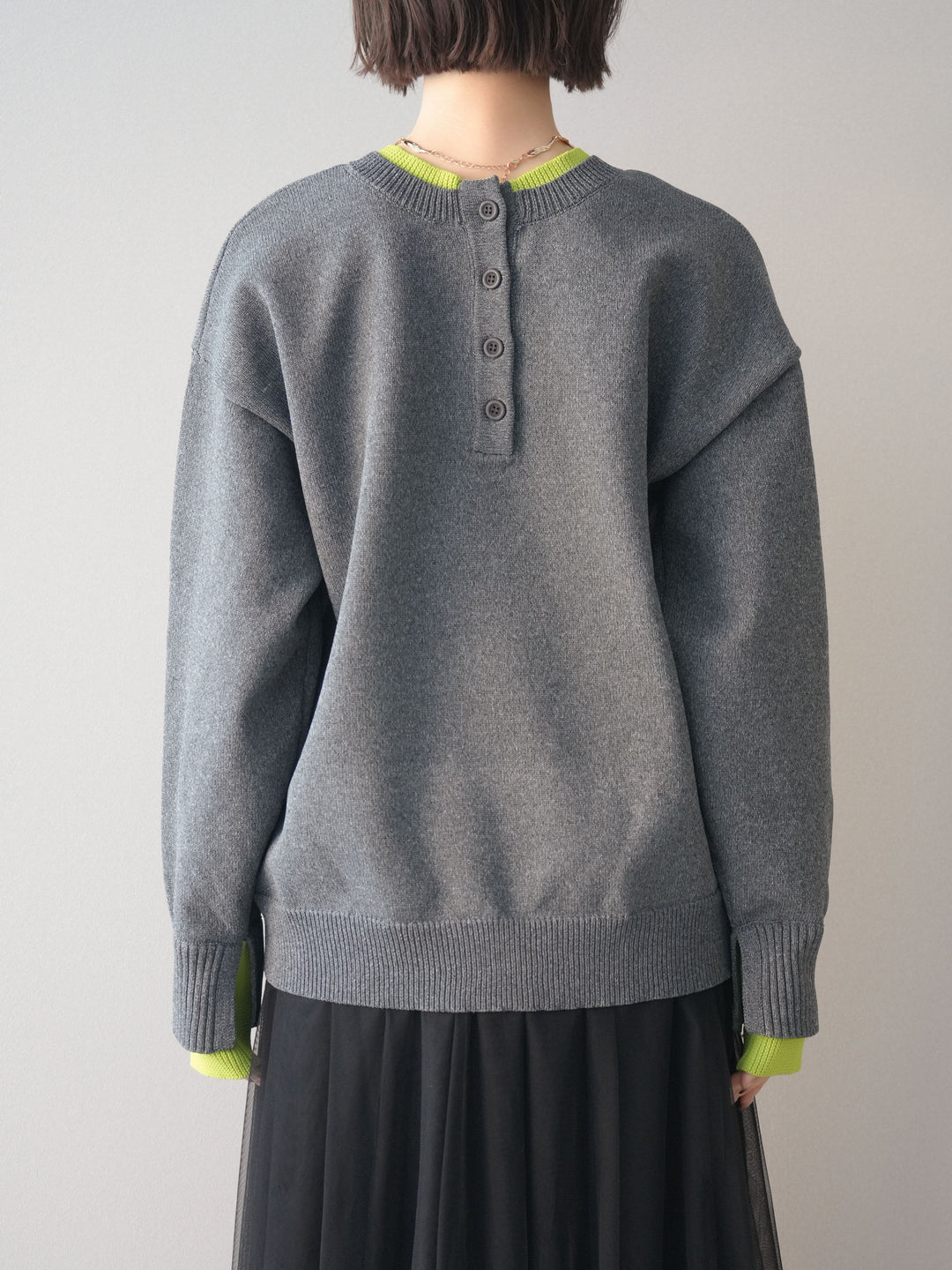 [予約]2WAYネック配色レイヤードニットプルオーバー/charcoal