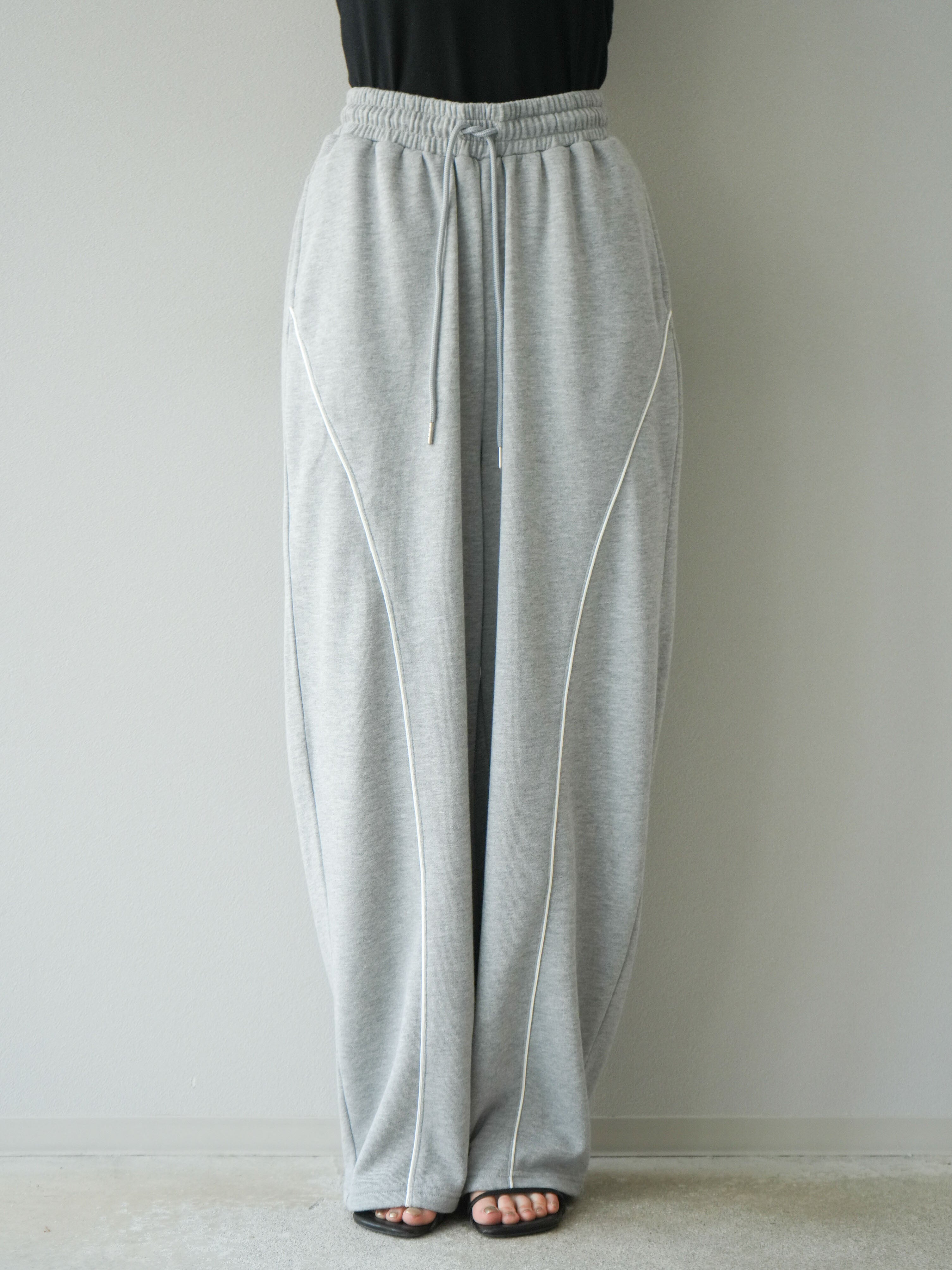 予約]パイピングラインスウェットパンツ/グレー – Lumier