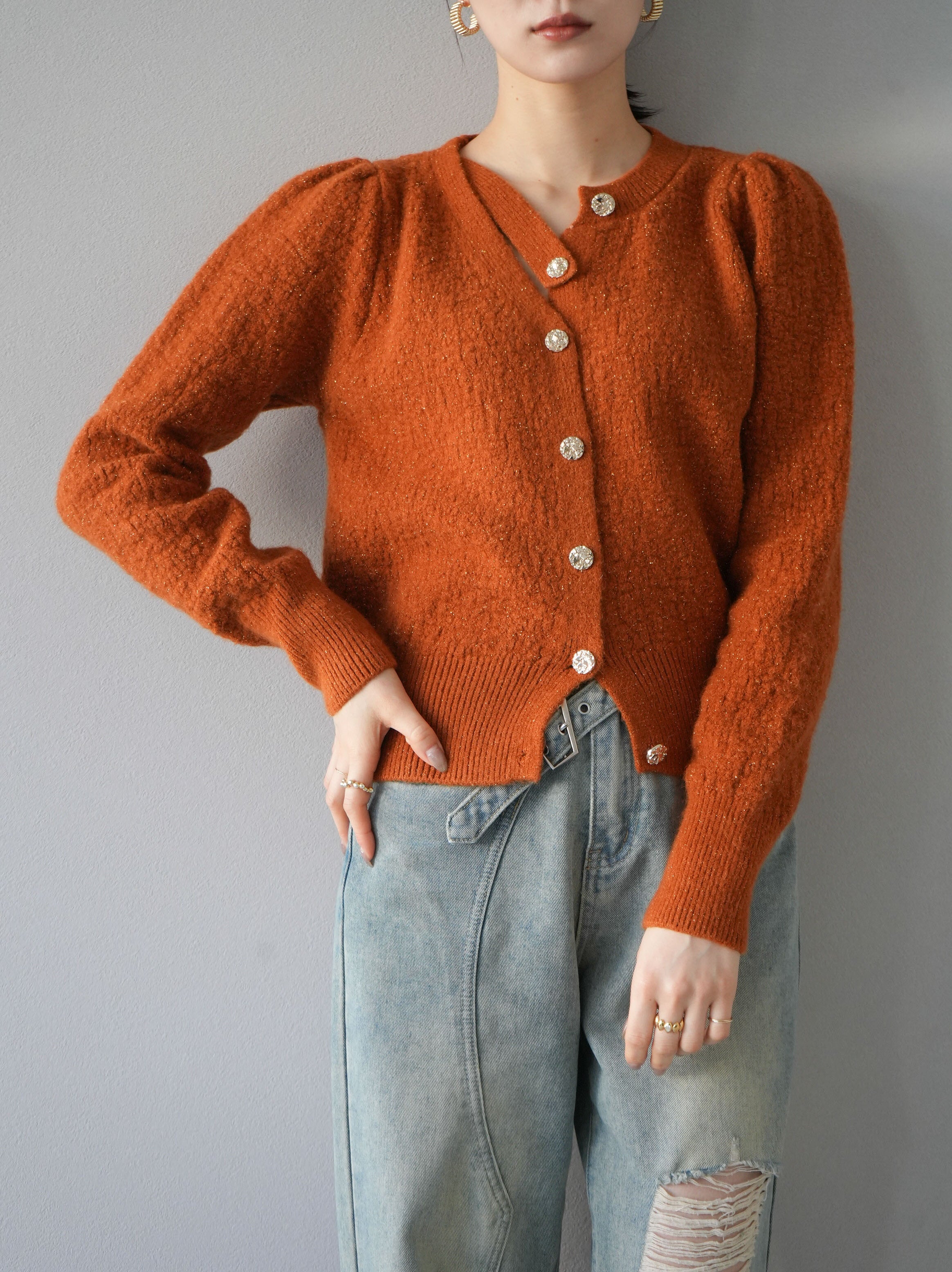 予約]デザインネックゴールドボタンラメニットカーディガン/オレンジ