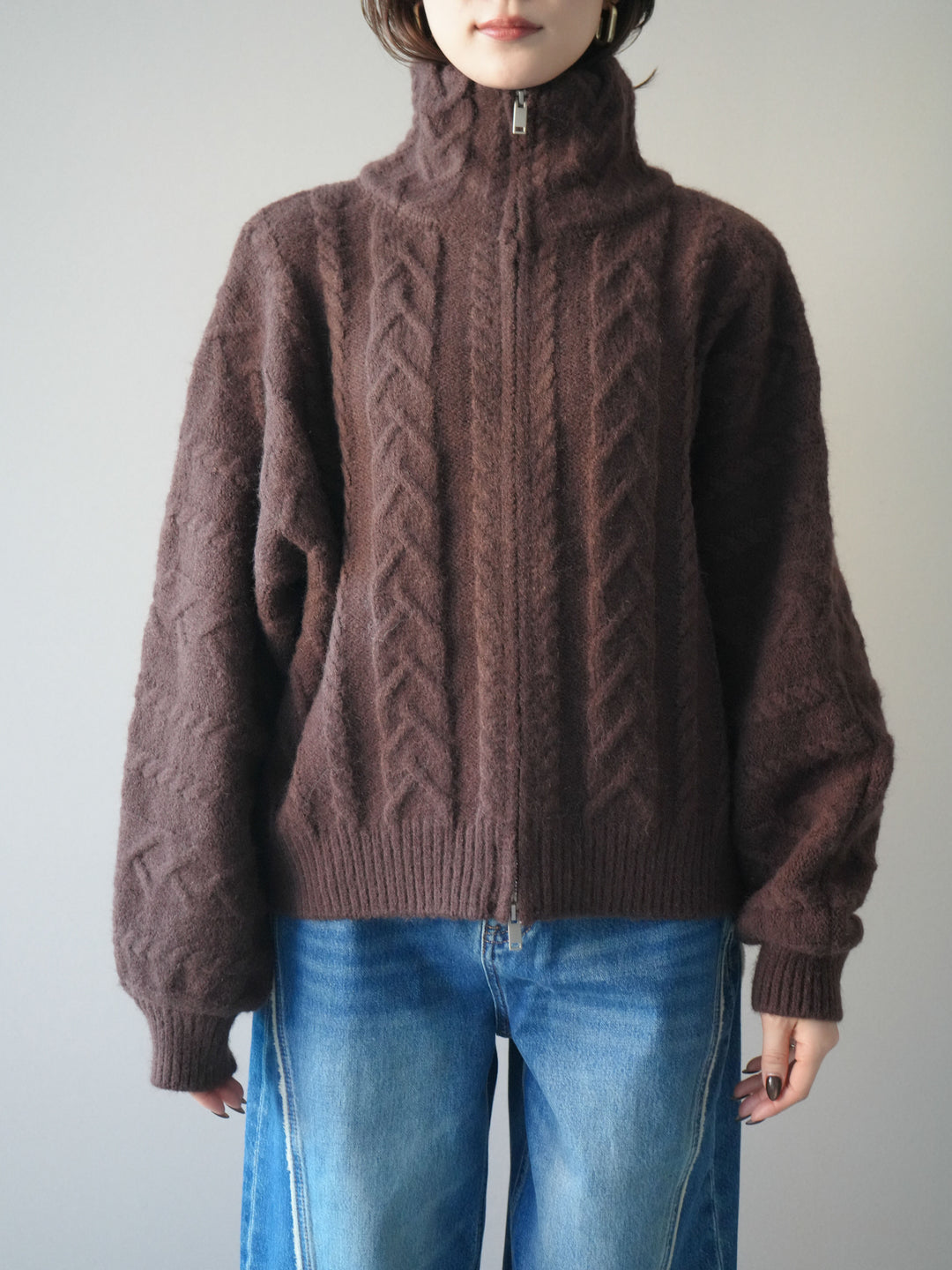 [予約]ケーブル編みハイネックZIPニットカーディガン/brown