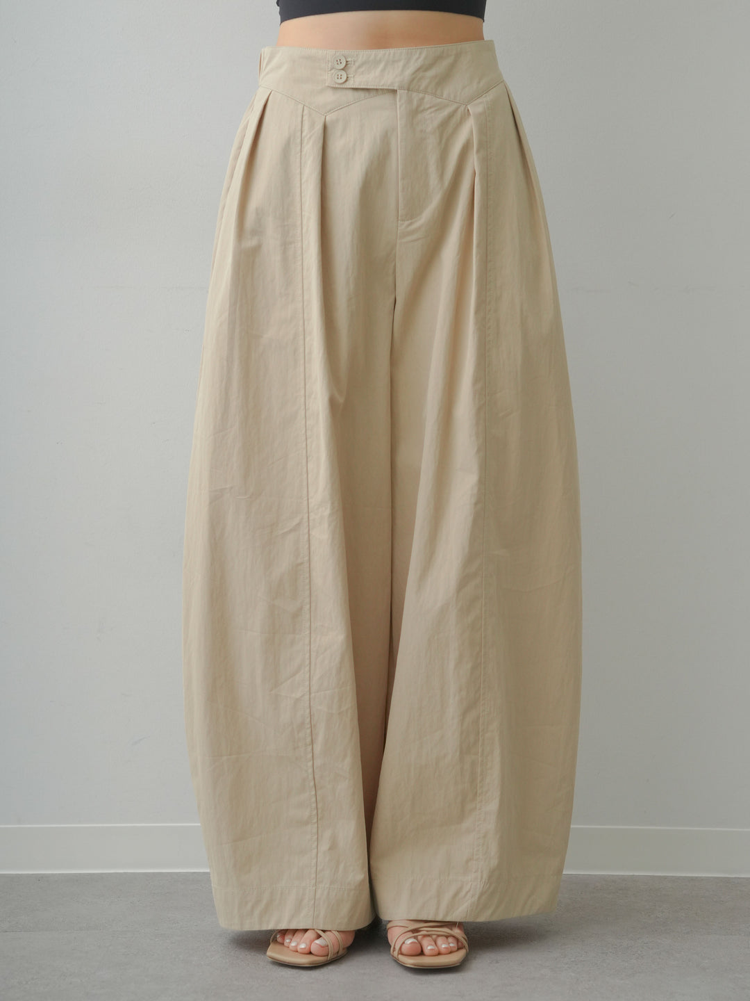[予約]アシメウエストセンターラインタックライトパンツ/beige