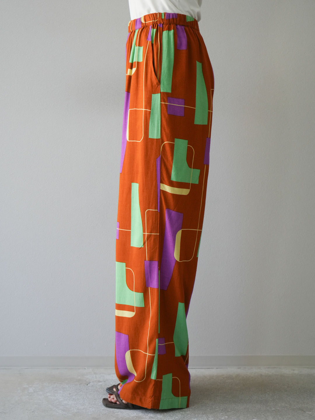 [予約]レーヨンフレックススラブレトロ柄ストレートパンツ/ブラウン