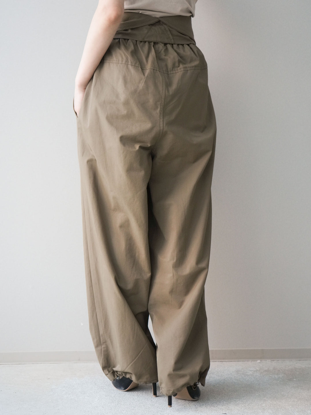 [予約]ウエスト巻きデザインドロストコットンナイロンパンツ/brown