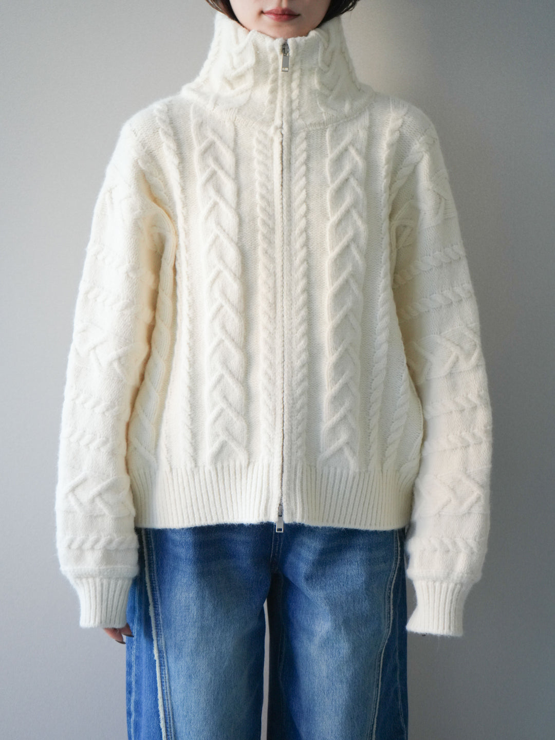 [予約]ケーブル編みハイネックZIPニットカーディガン/white