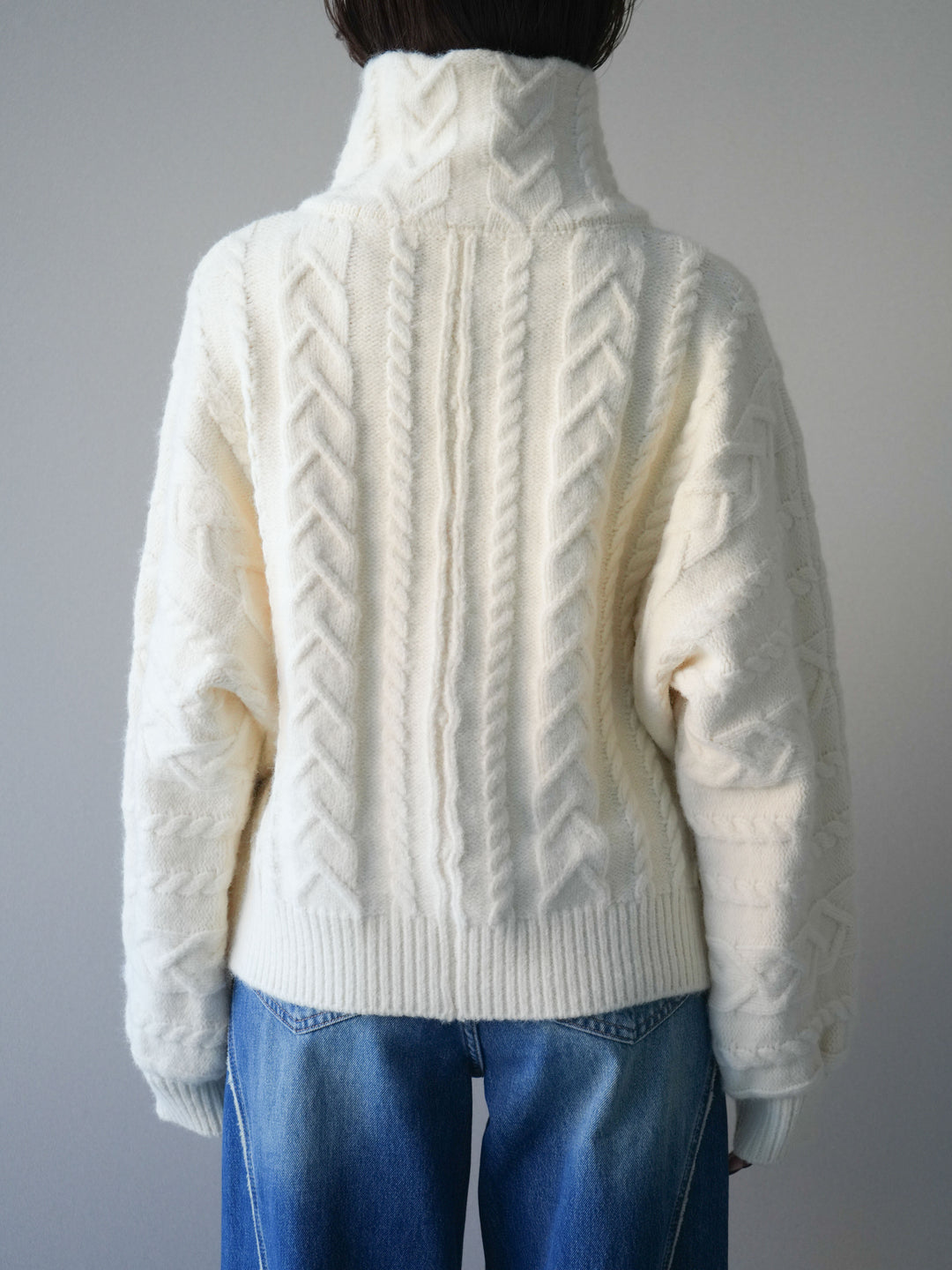[予約]ケーブル編みハイネックZIPニットカーディガン/white