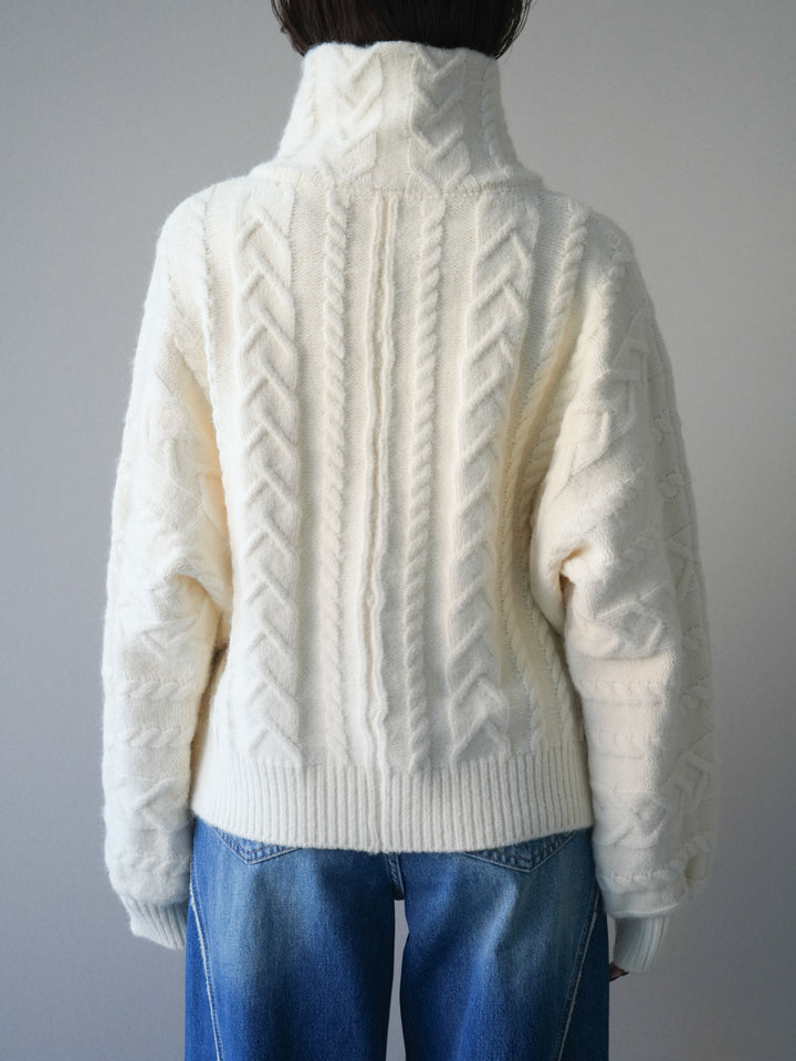 [予約]ケーブル編みハイネックZIPニットカーディガン/white