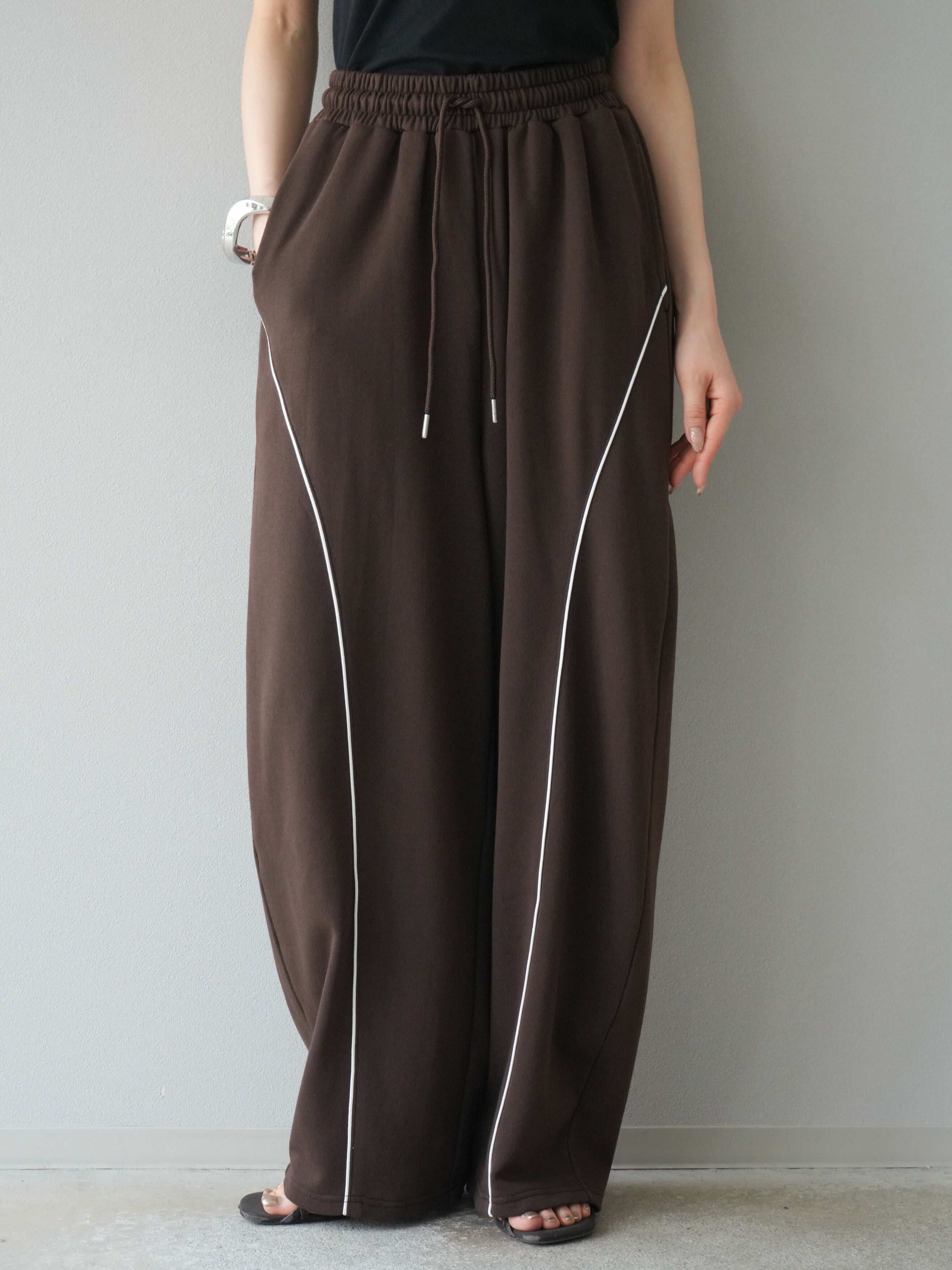 予約]パイピングラインスウェットパンツ/ブラウン – Lumier