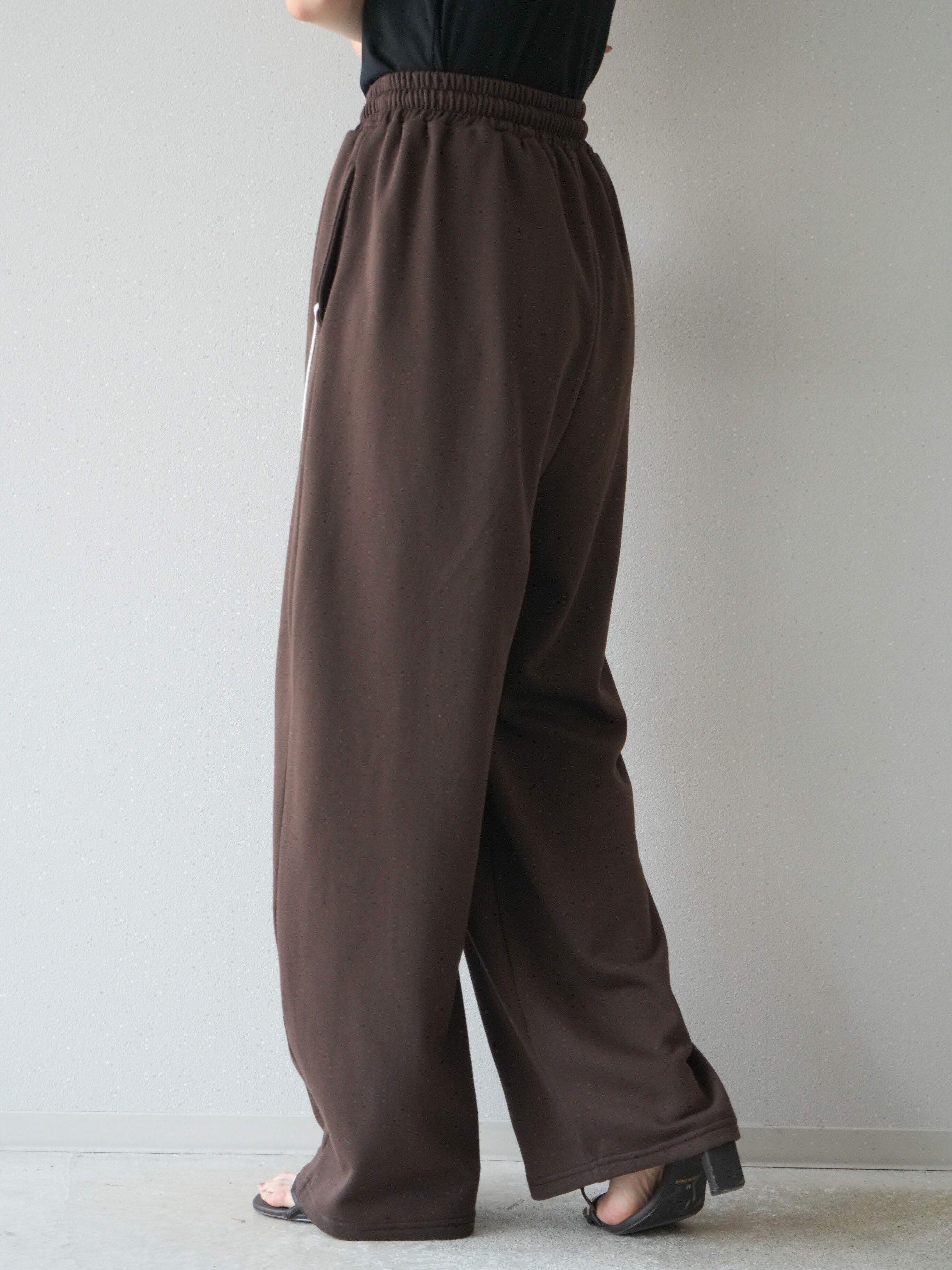 予約]パイピングラインスウェットパンツ/ブラウン – Lumier