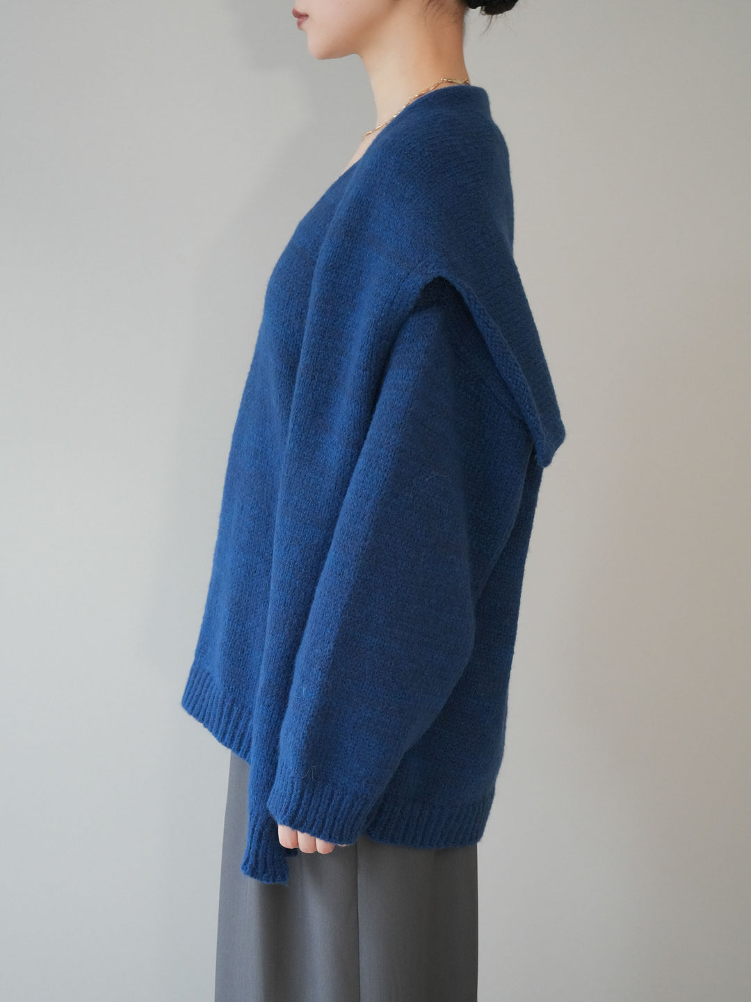 [予約]ストール付きVネックニットプルオーバー/blue