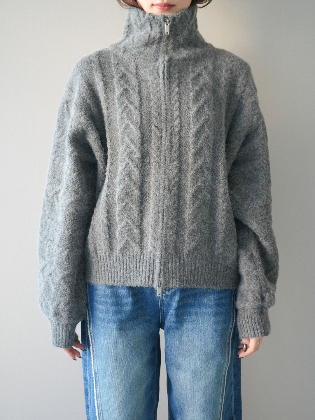 [予約]ケーブル編みハイネックZIPニットカーディガン/gray