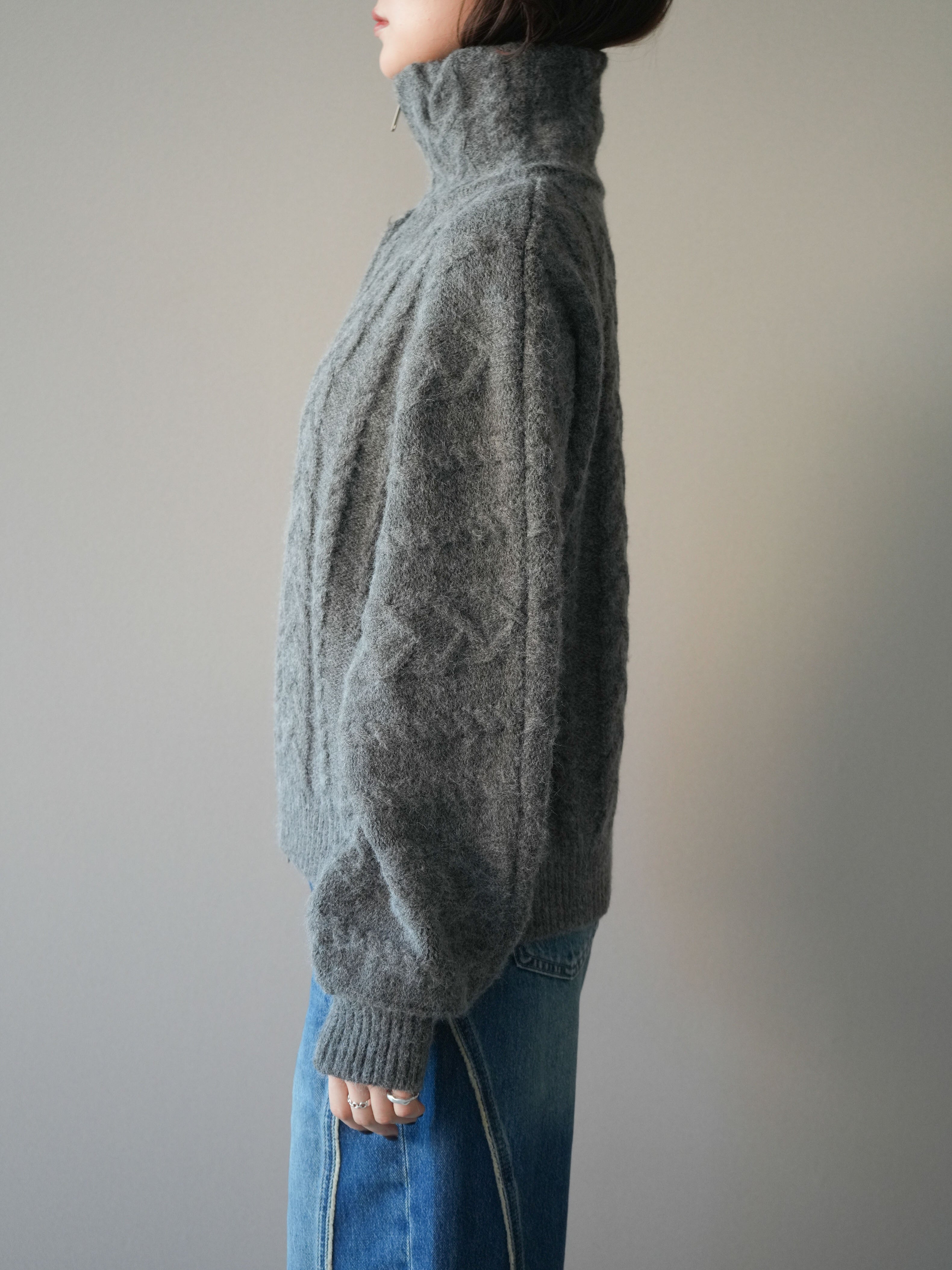 予約]ケーブル編みハイネックZIPニットカーディガン/gray – Lumier