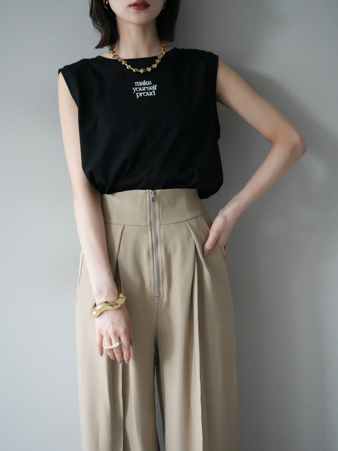 [予約]ロゴ刺繍ノースリートップス/ブラック