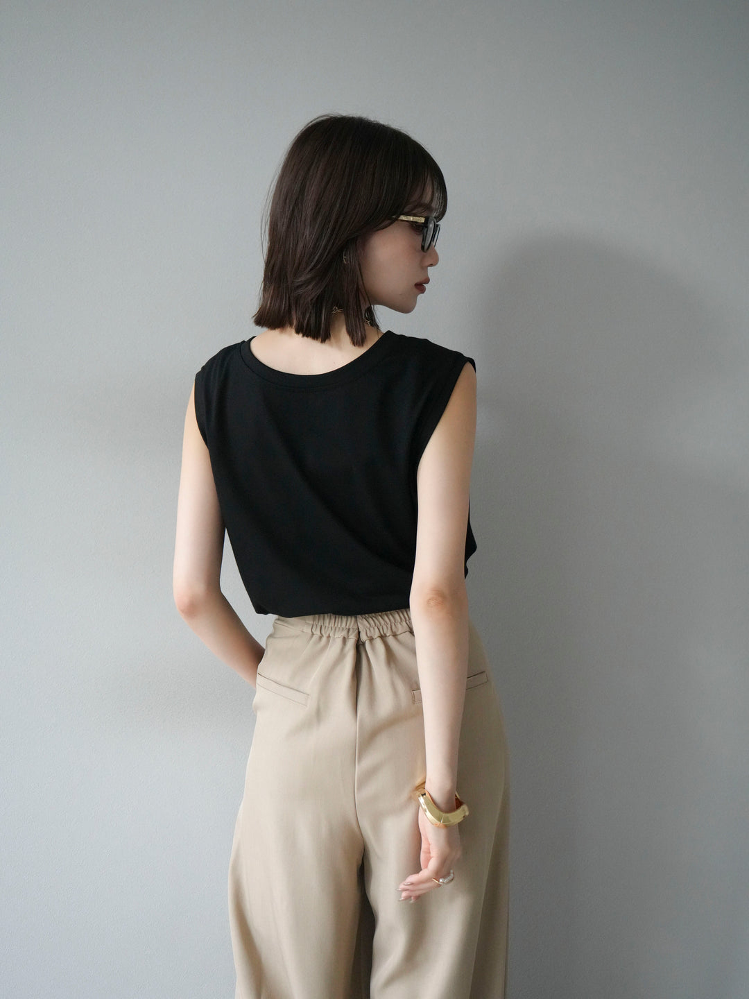 [予約]ロゴ刺繍ノースリートップス/ブラック