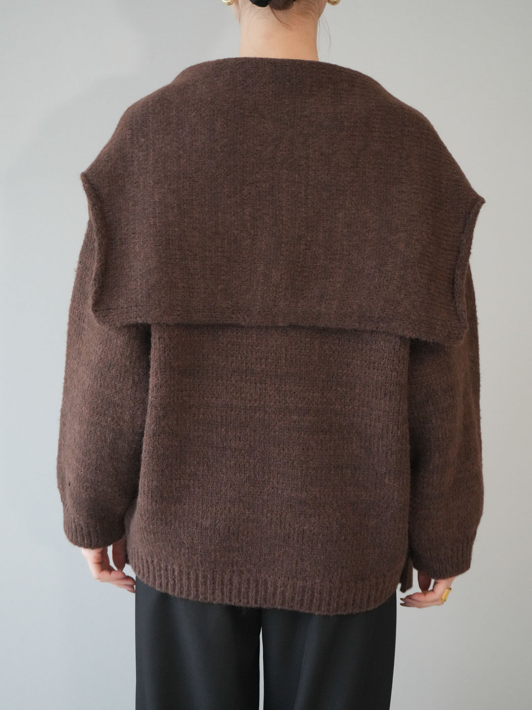 [予約]ストール付きVネックニットプルオーバー/brown