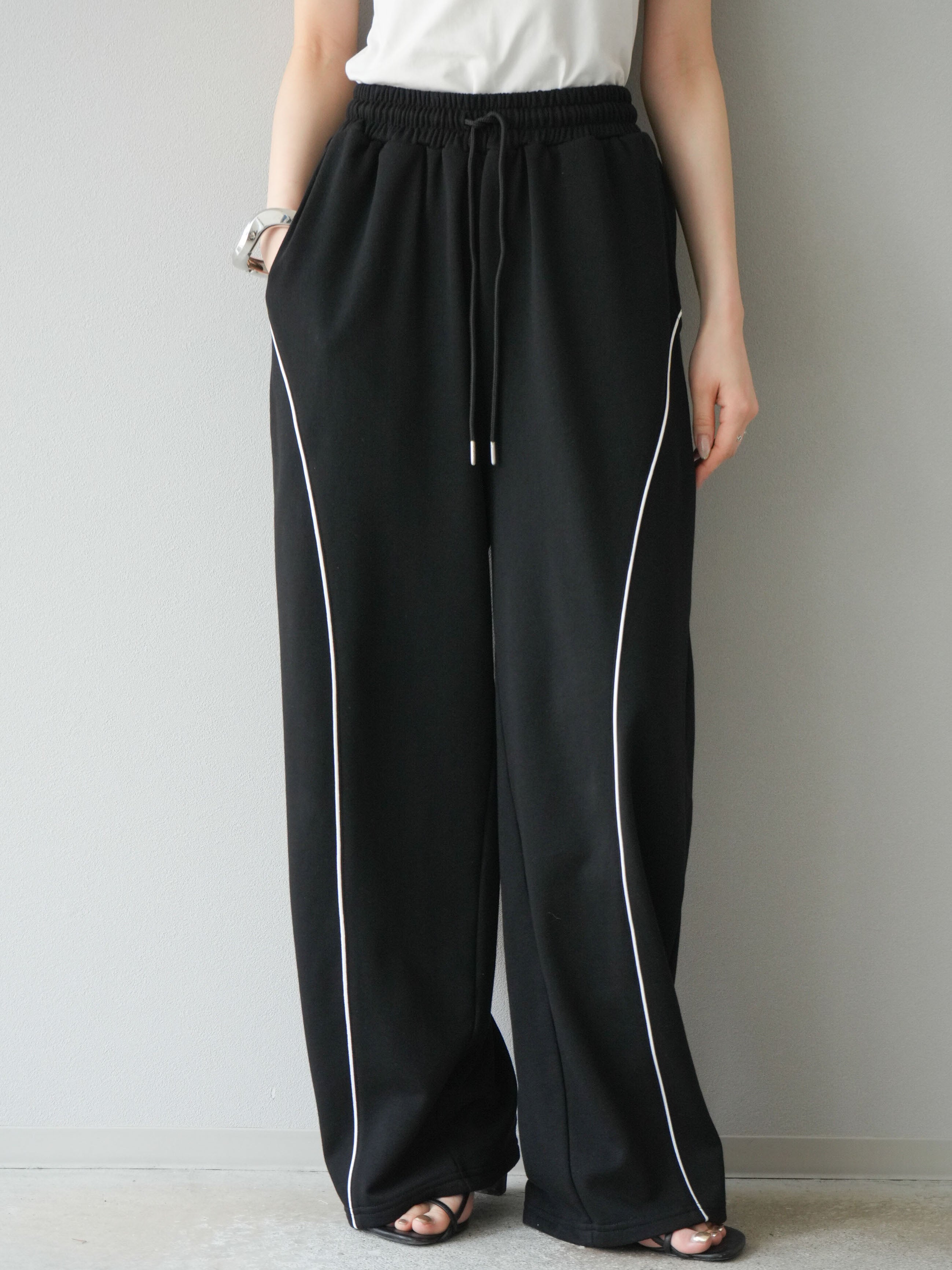 予約]パイピングラインスウェットパンツ/ブラック – Lumier