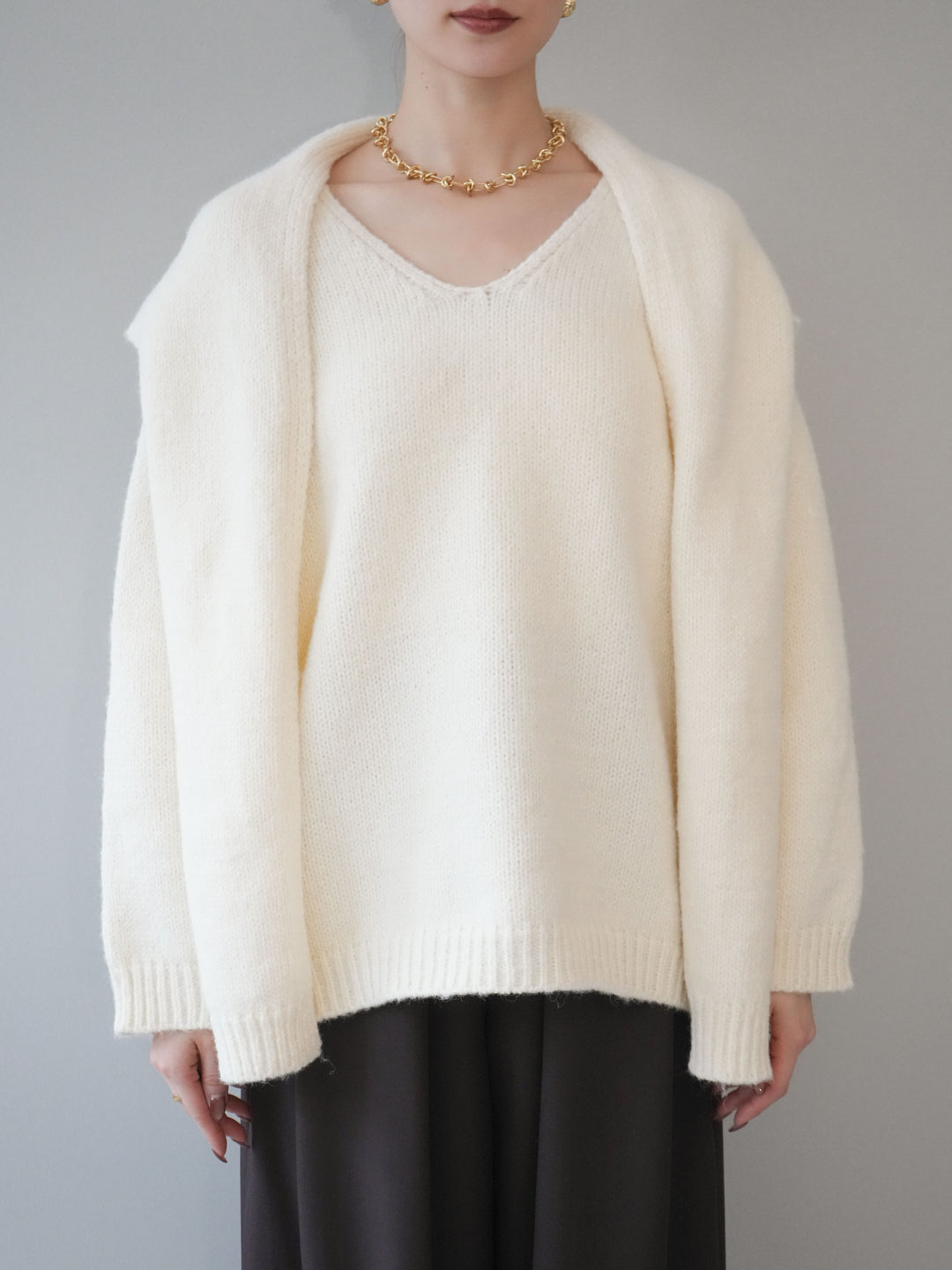 [予約]ストール付きVネックニットプルオーバー/white