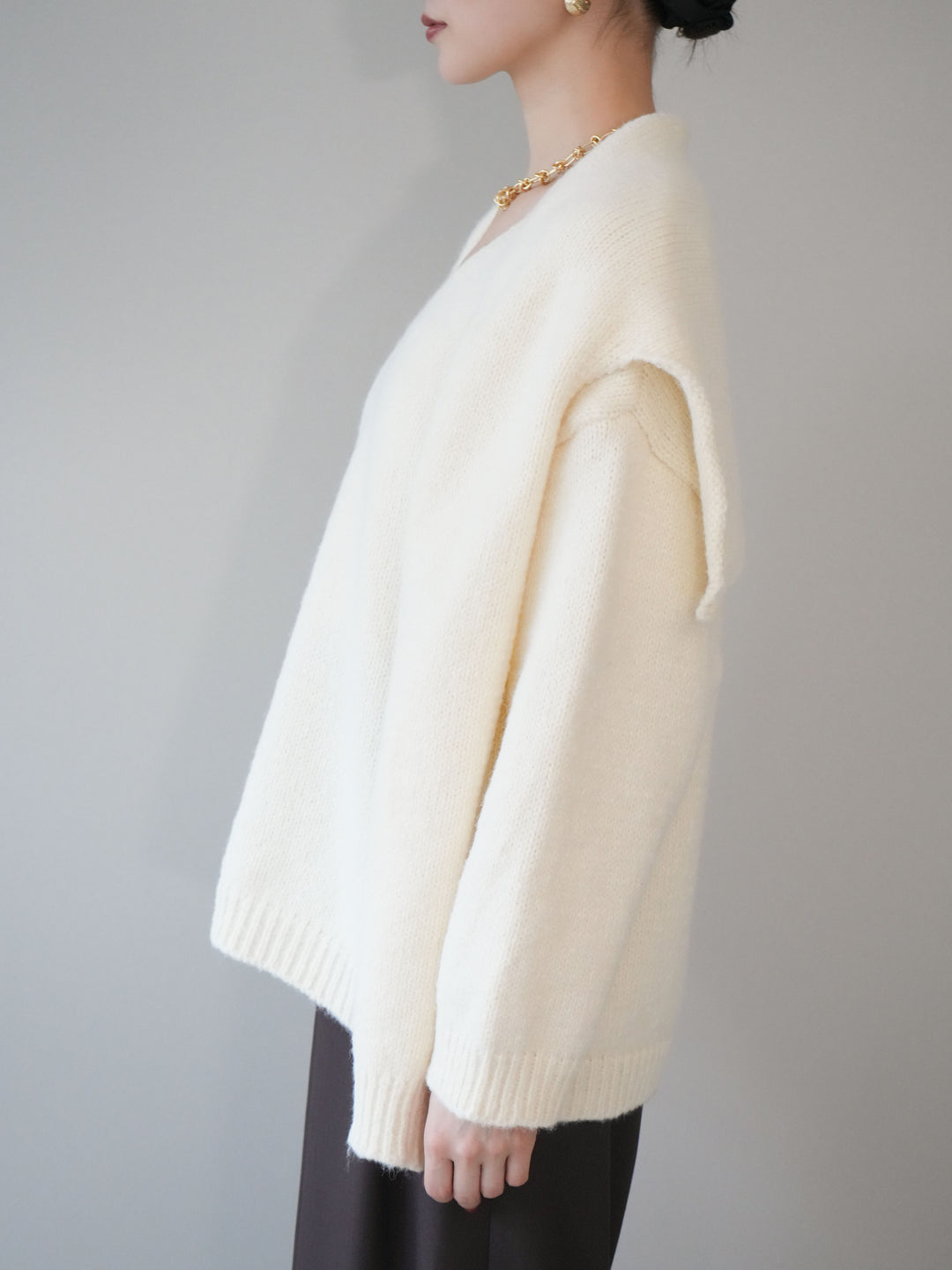 [予約]ストール付きVネックニットプルオーバー/white