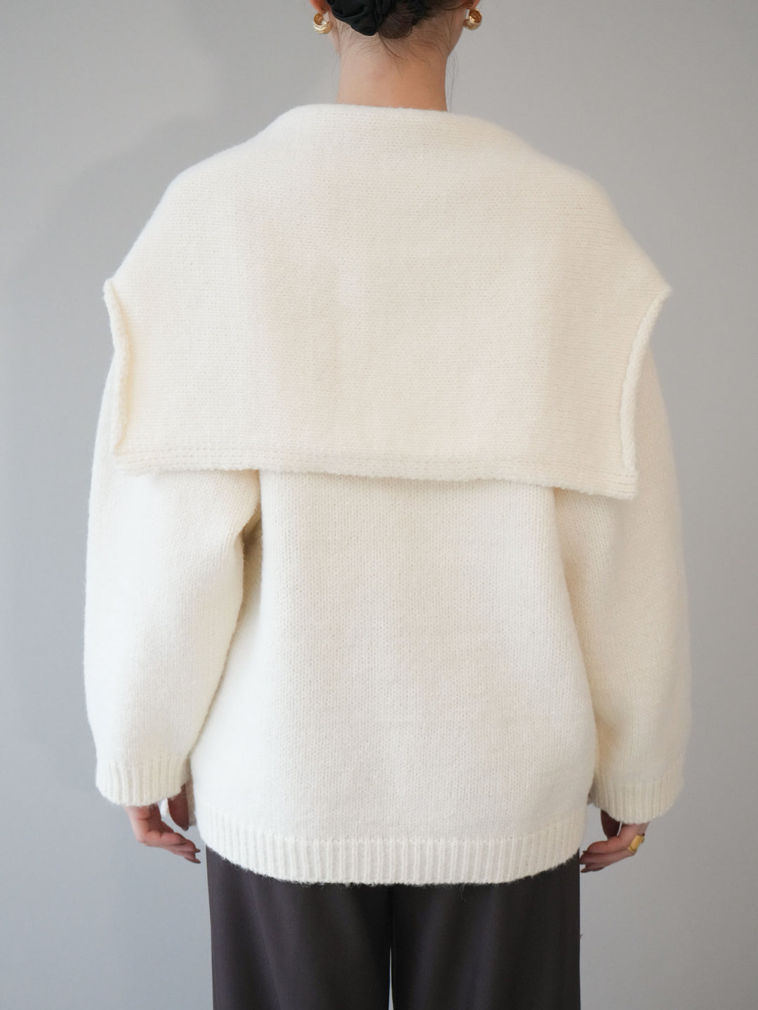 [予約]ストール付きVネックニットプルオーバー/white