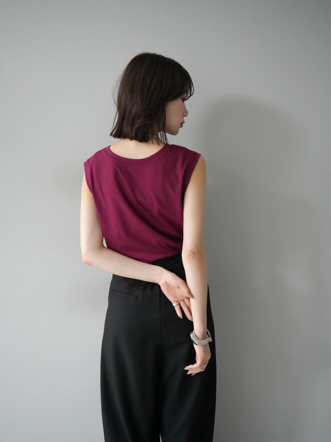 [予約]ロゴ刺繍ノースリートップス/ボルドー