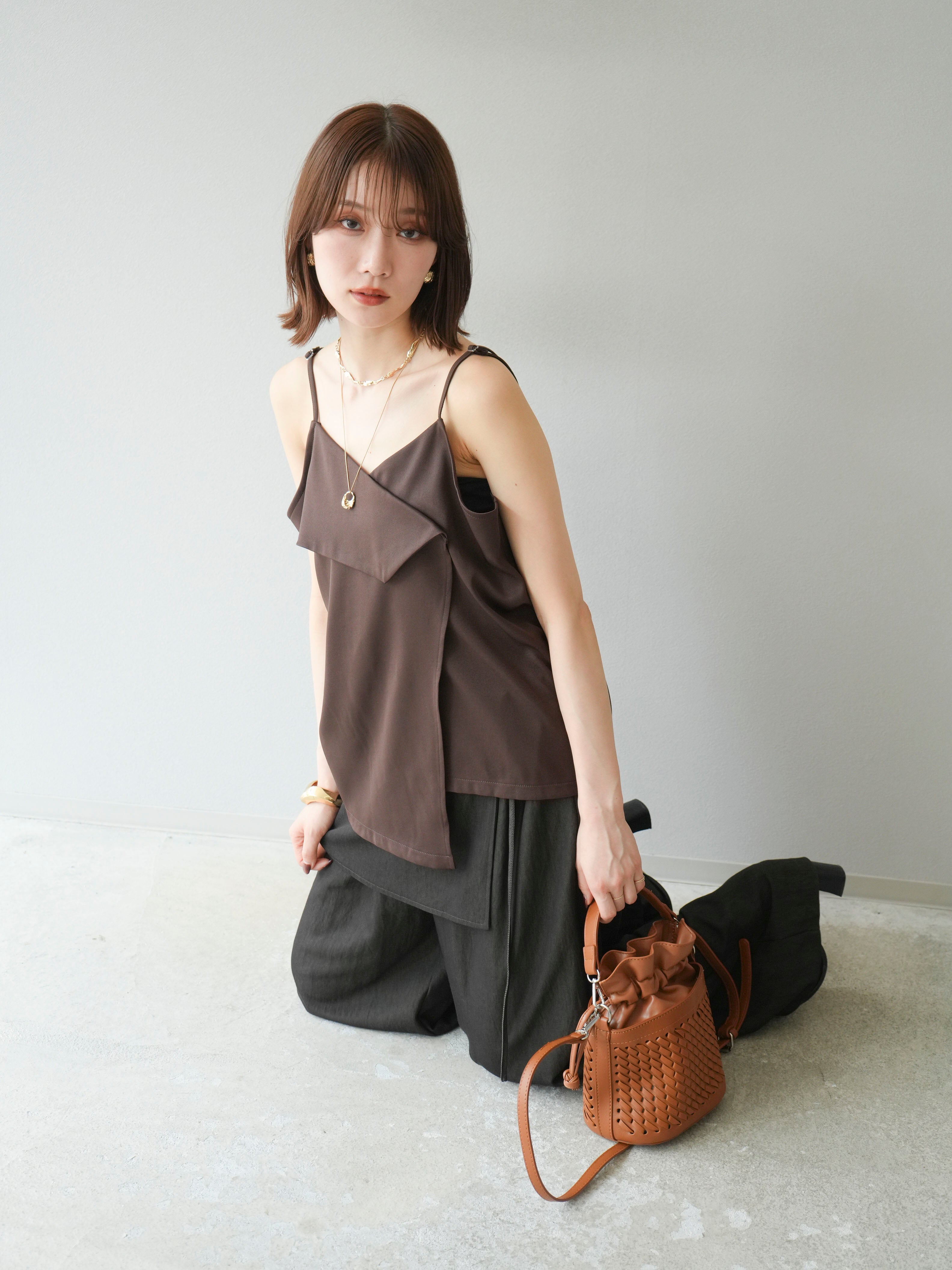 予約]クロスデザインキャミソール/ブラウン – Lumier
