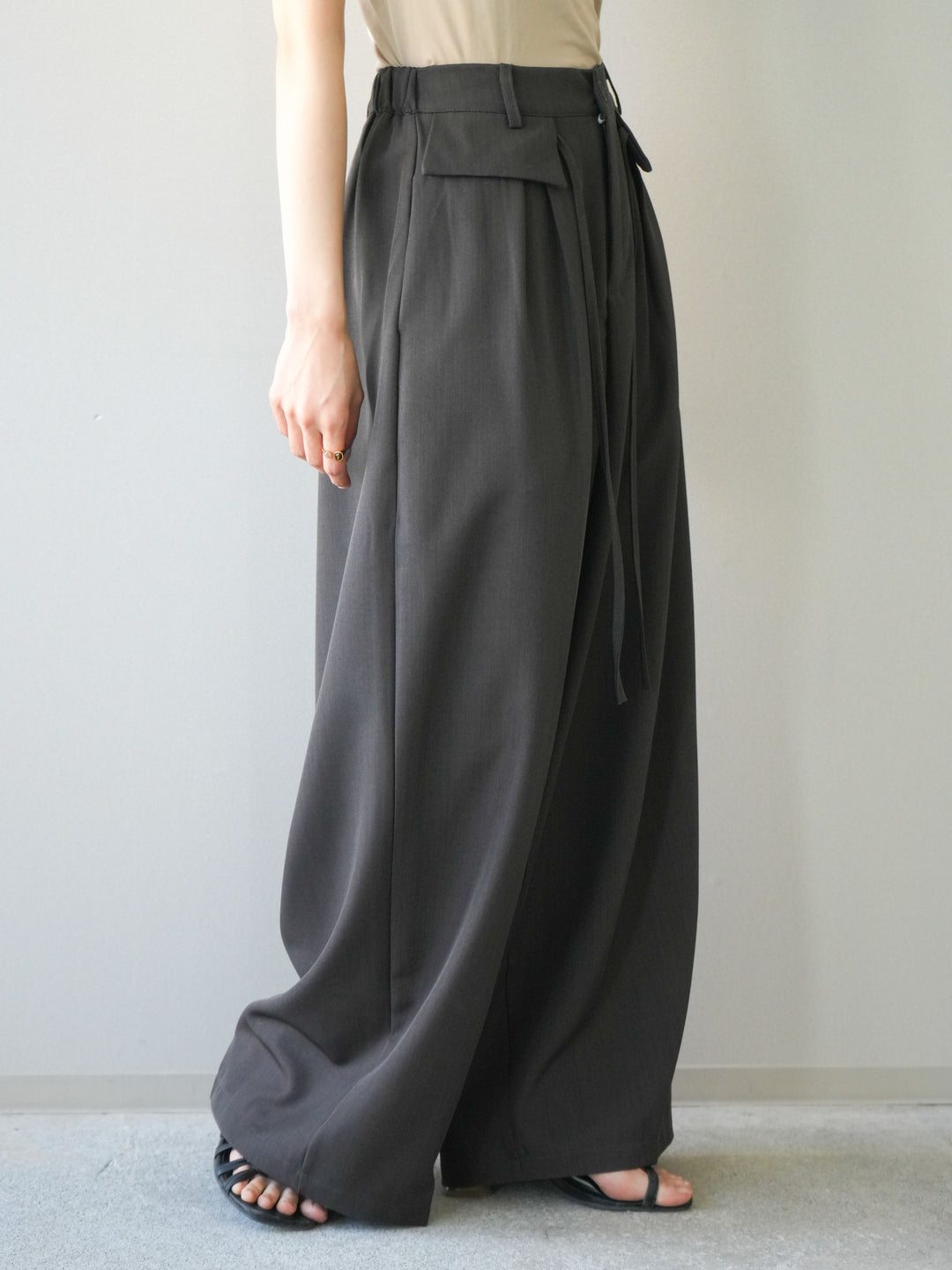 [予約]ドロストデザインワイドスラックス/charcoal