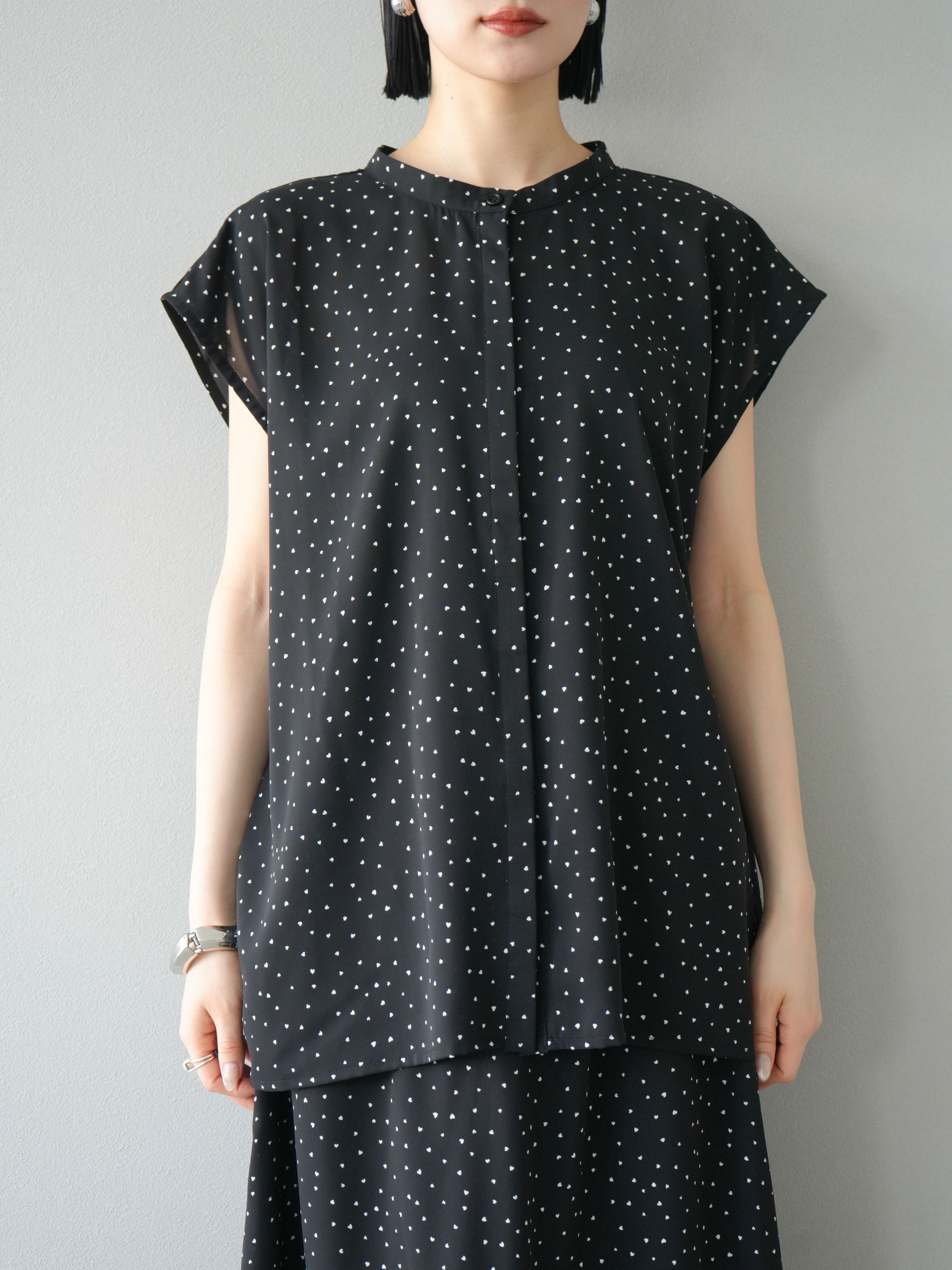 予約]ハートドットフレンチスリーブブラウス/ブラック – Lumier