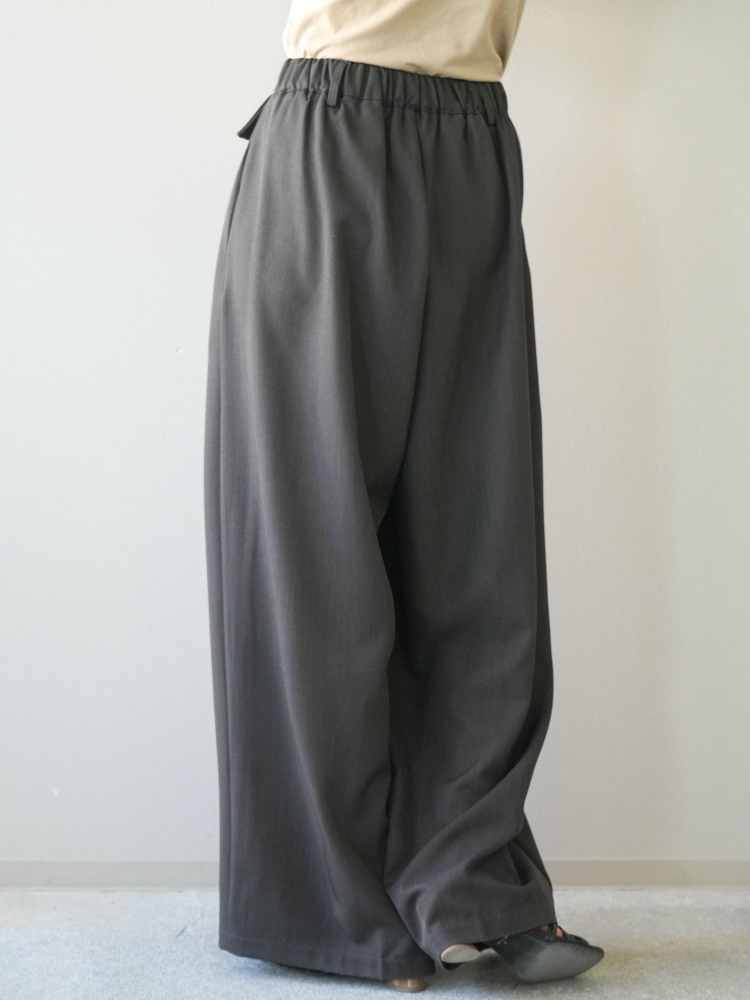 [予約]ドロストデザインワイドスラックス/charcoal