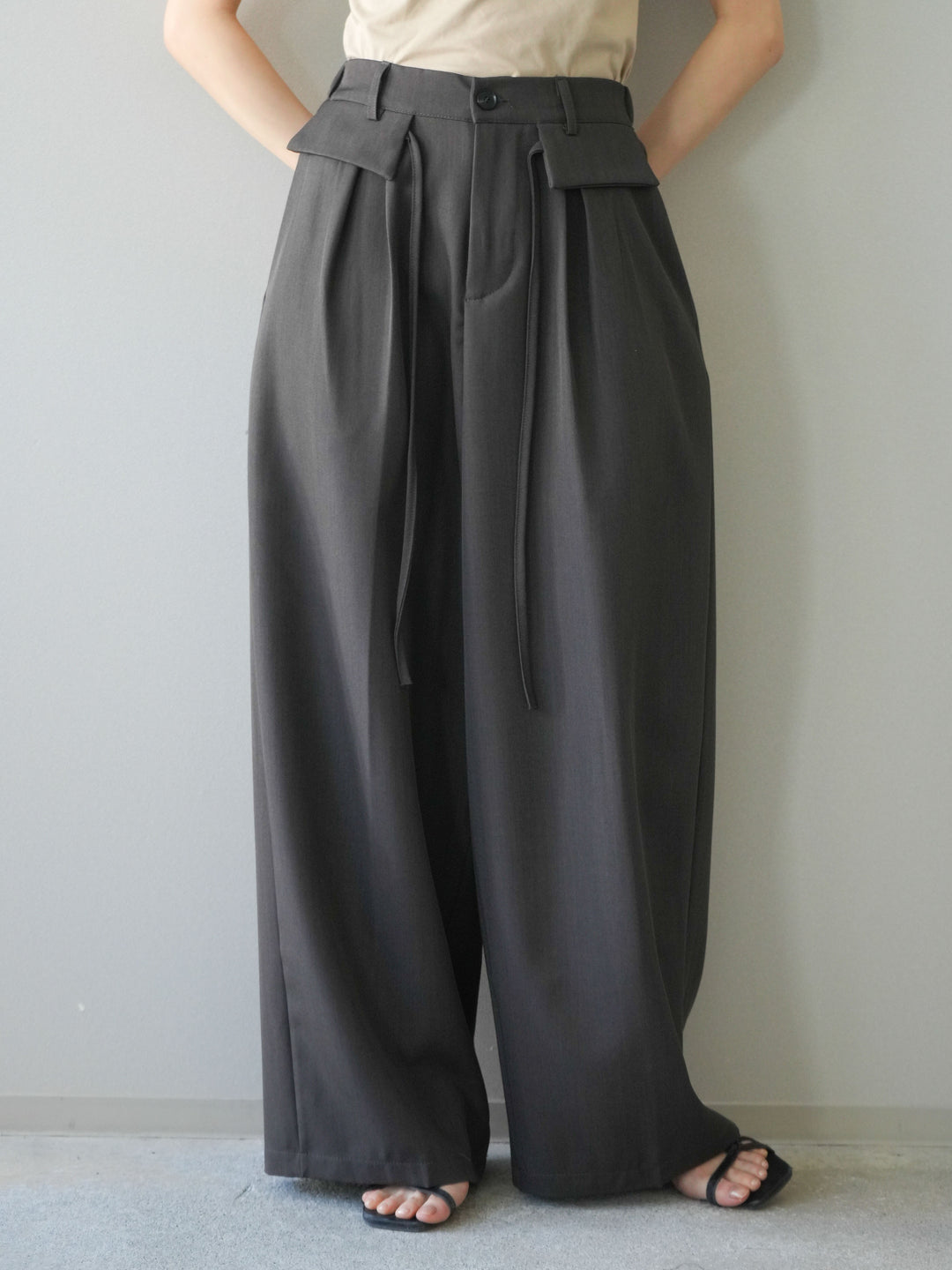 [予約]ドロストデザインワイドスラックス/charcoal