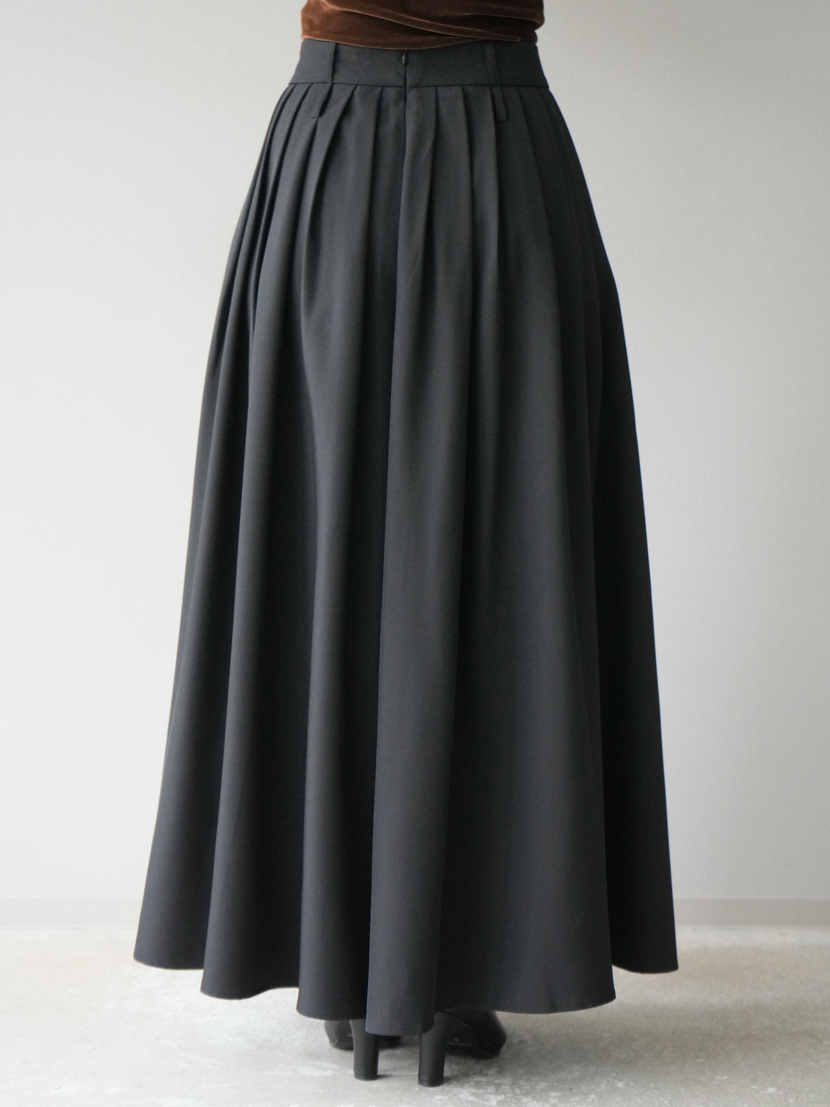 予約]エステルプリーツスリットスカート/ブラック – Lumier