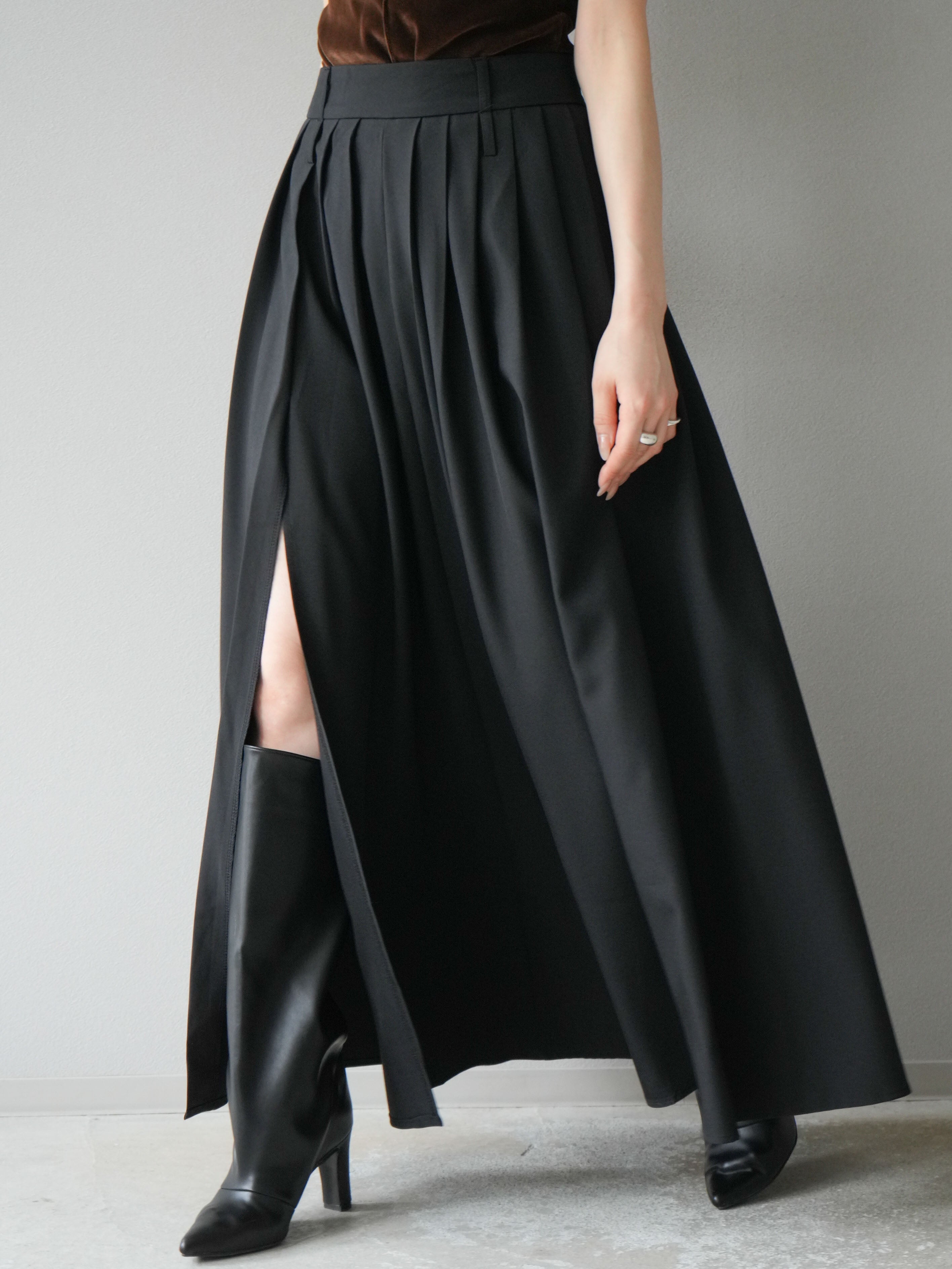 予約]エステルプリーツスリットスカート/ブラック – Lumier