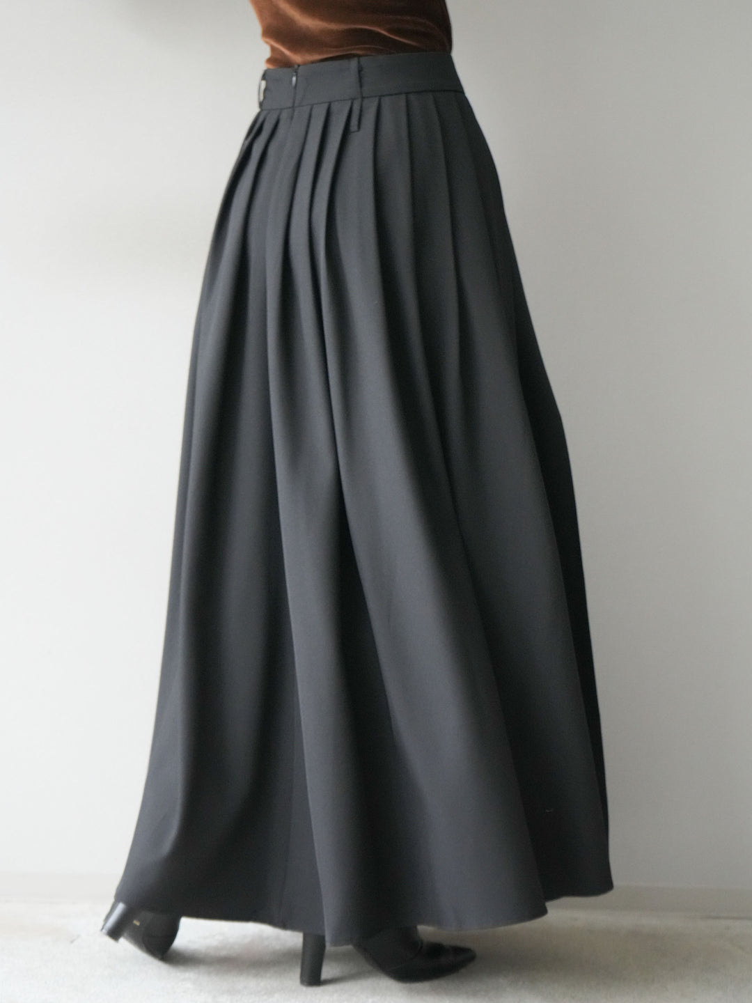 [予約]エステルプリーツスリットスカート/ブラック