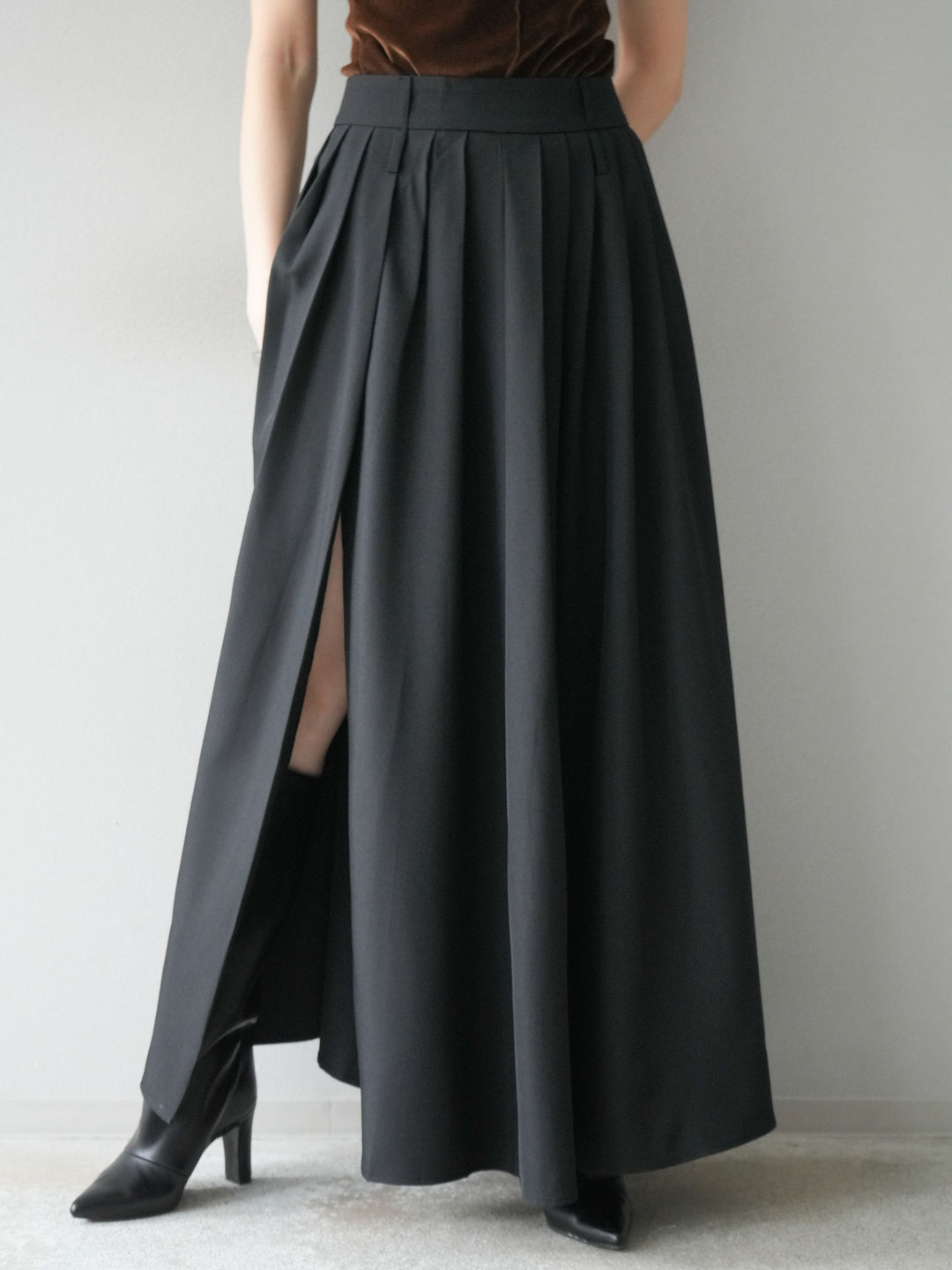 [予約]エステルプリーツスリットスカート/ブラック