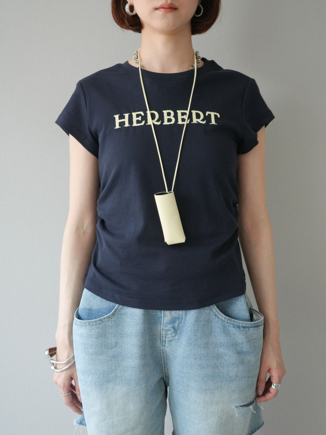 [予約]刺繍ロゴTシャツ＆レザーポーチネックレスSET /ネイビー