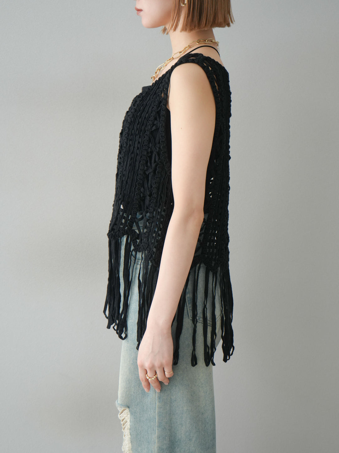 [予約]クロシェフリンジノースリーブトップス/ブラック