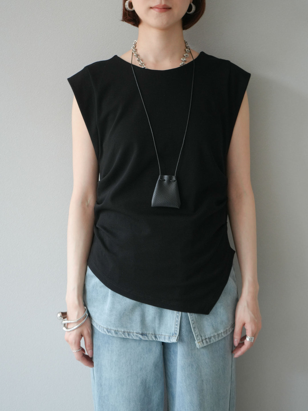 [予約]サイドギャザーTシャツ＆巾着レザーネックレスSET /ブラック
