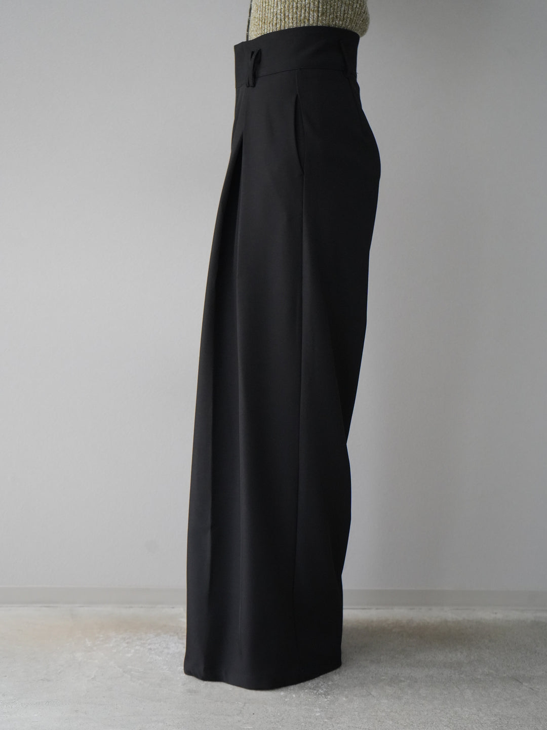 【預購】皮帶設計收口寬褲/黑