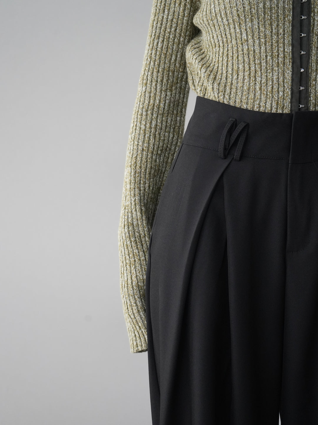 【預購】皮帶設計收口寬褲/黑