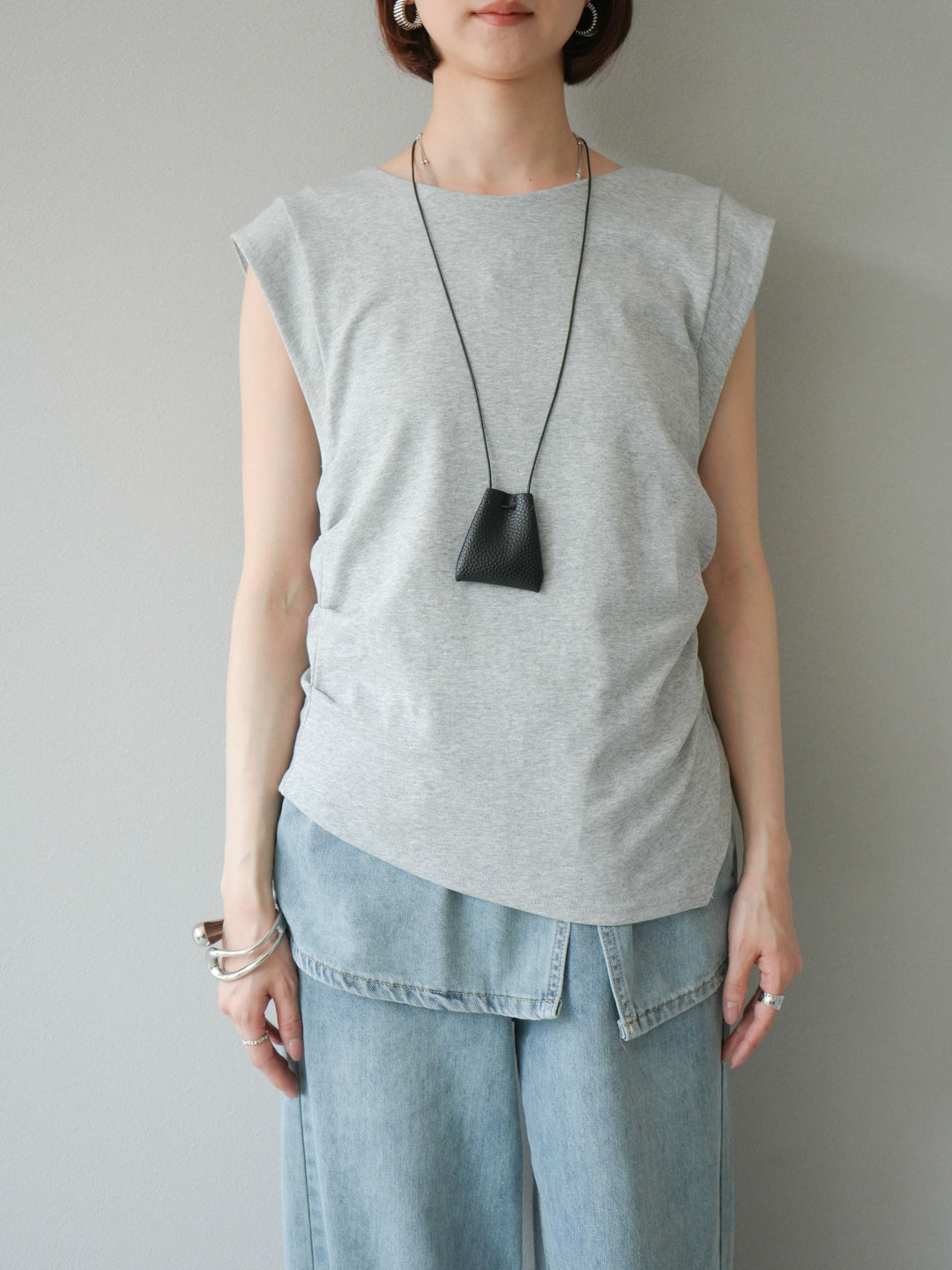 [予約]サイドギャザーTシャツ＆巾着レザーネックレスSET /グレー