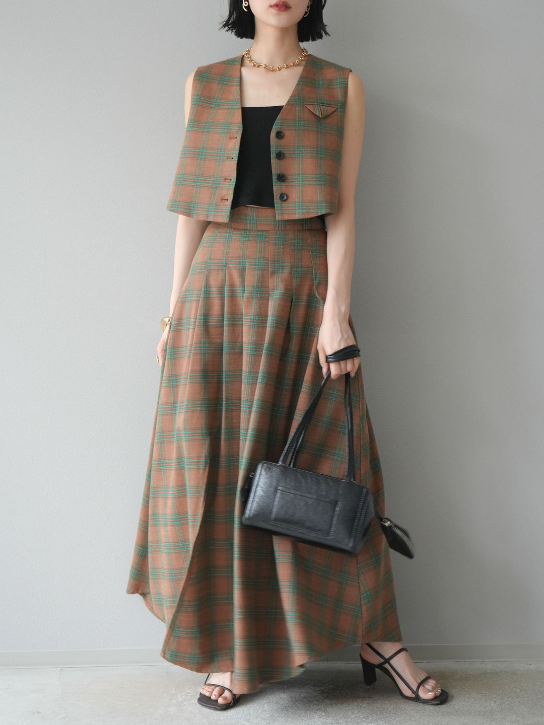 [SET]チェック柄ベスト＆フロントスリットタックスカートSET UP+カップ付テレコリブベアキャミソール(2set)