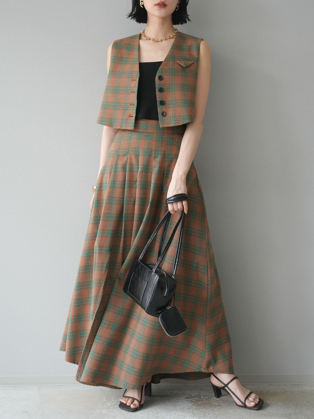 [SET]チェック柄ベスト＆フロントスリットタックスカートSET UP+カップ付テレコリブベアキャミソール(2set)